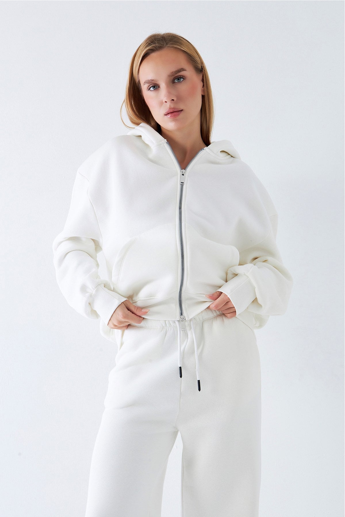 Kadın Oversize Zip Hoodie Beyaz – Fermuarlı, Kapüşonlu, Kangru Cep,  3 İplik Şardonlu Polar