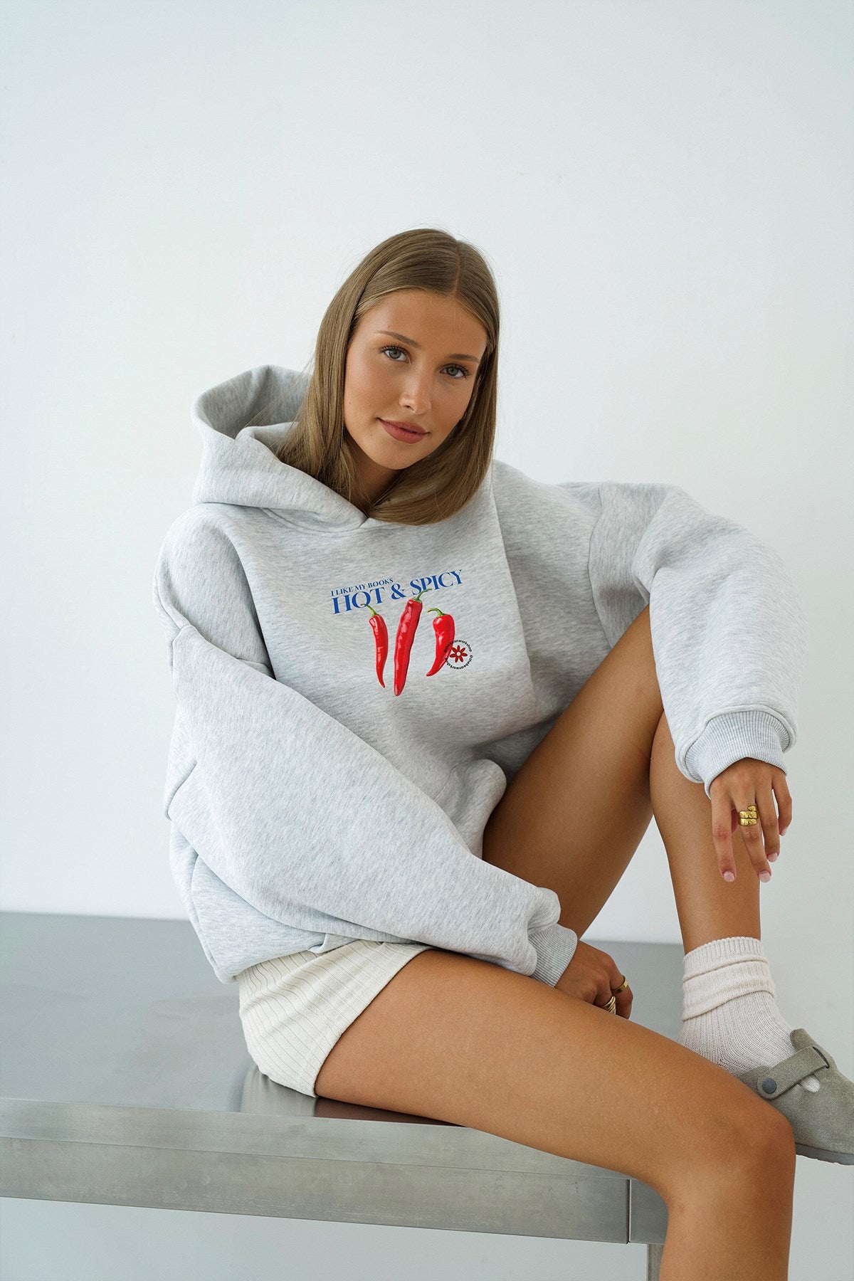 Kadın Oversize Sweatshirt Hoodie Hot & Spicy Baskılı Gri – Kapüşonlu, 3 İplik Şardonlu Polar