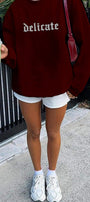Kadın Bordo Delicate Yazılı Oversize Sweatshirt – Şardonlu 3 İplik, Gotik Baskılı, Casual Şehir Stili