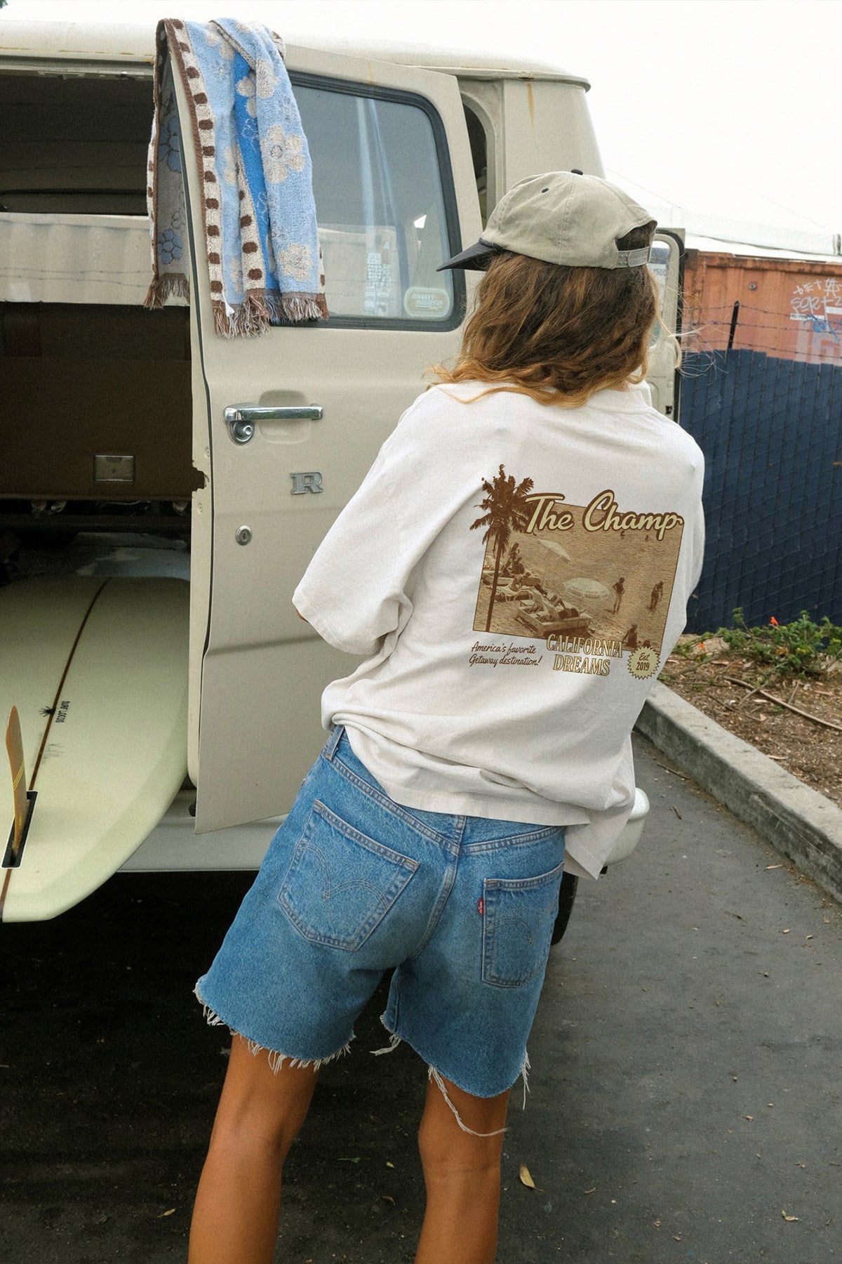 Kadın Oversize Tişört California Dreams Baskılı Beyaz – %100 Pamuk Compact Süprem 24/1