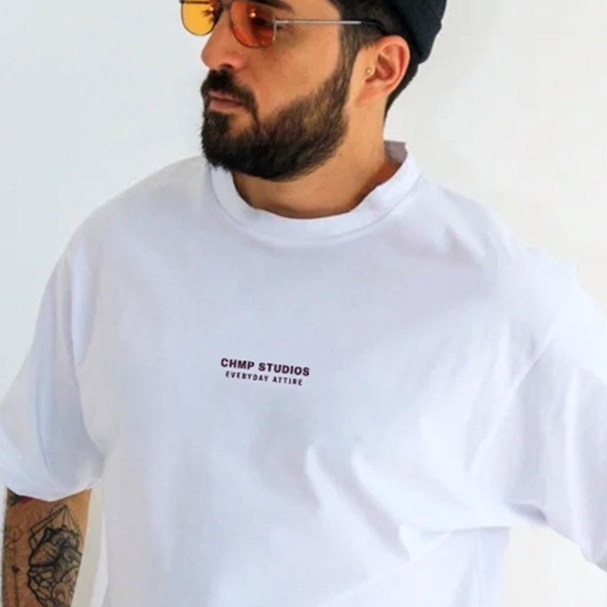Erkek Oversize Tişört CHMP STUDIOS Baskılı Beyaz – Bisiklet Yaka, %100 Pamuk Compact Süprem 24/1