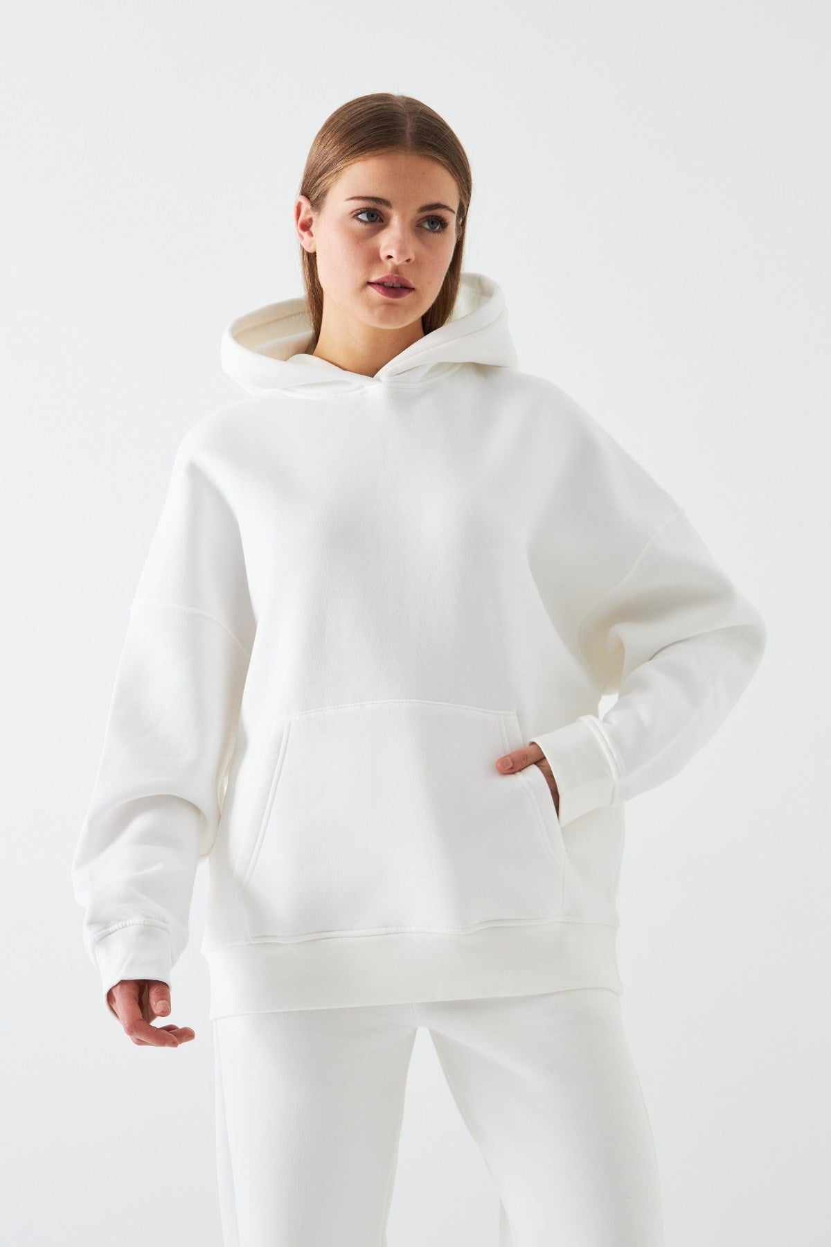 Oversize Unisex Sweatshirt Hoodie Beyaz – Kapüşonlu, 3 İplik Şardonlu Polar, Kanguru Cepli, Basic