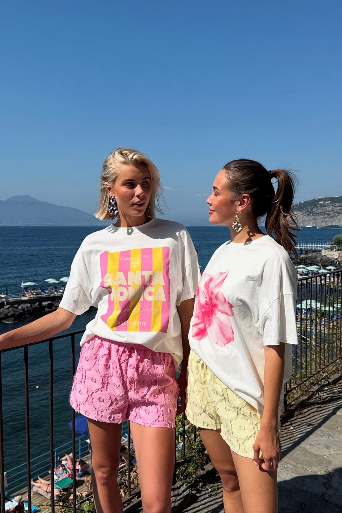 Kadın Oversize Tişört Santa Monica Baskılı Beyaz – Bisiklet Yaka, %100 Pamuk Compact Süprem 24/1