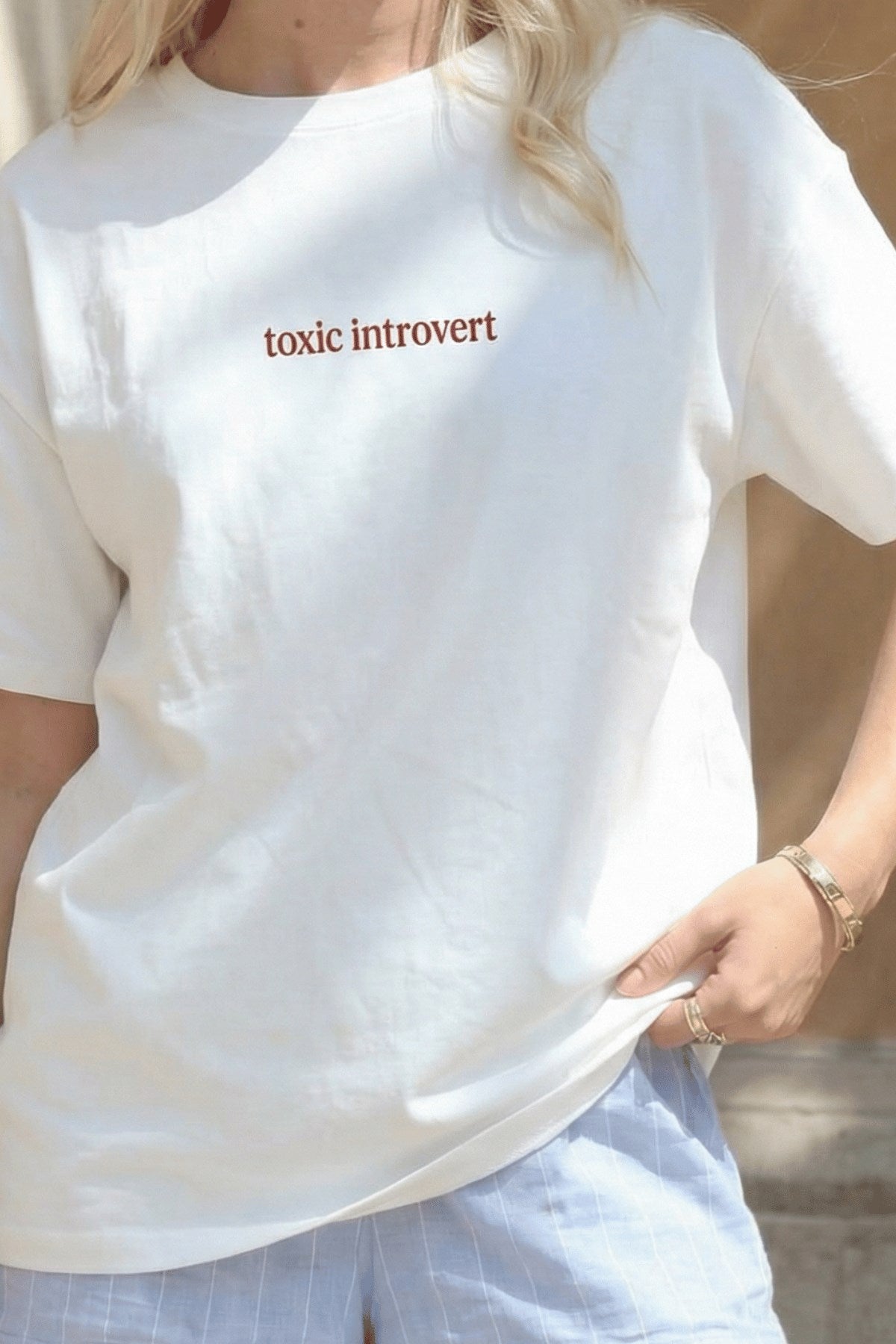 Kadın Oversize Tişört Toxic Introvert Baskılı Beyaz – Bisiklet Yaka, Rahat Kalıp, %100 Pamuk