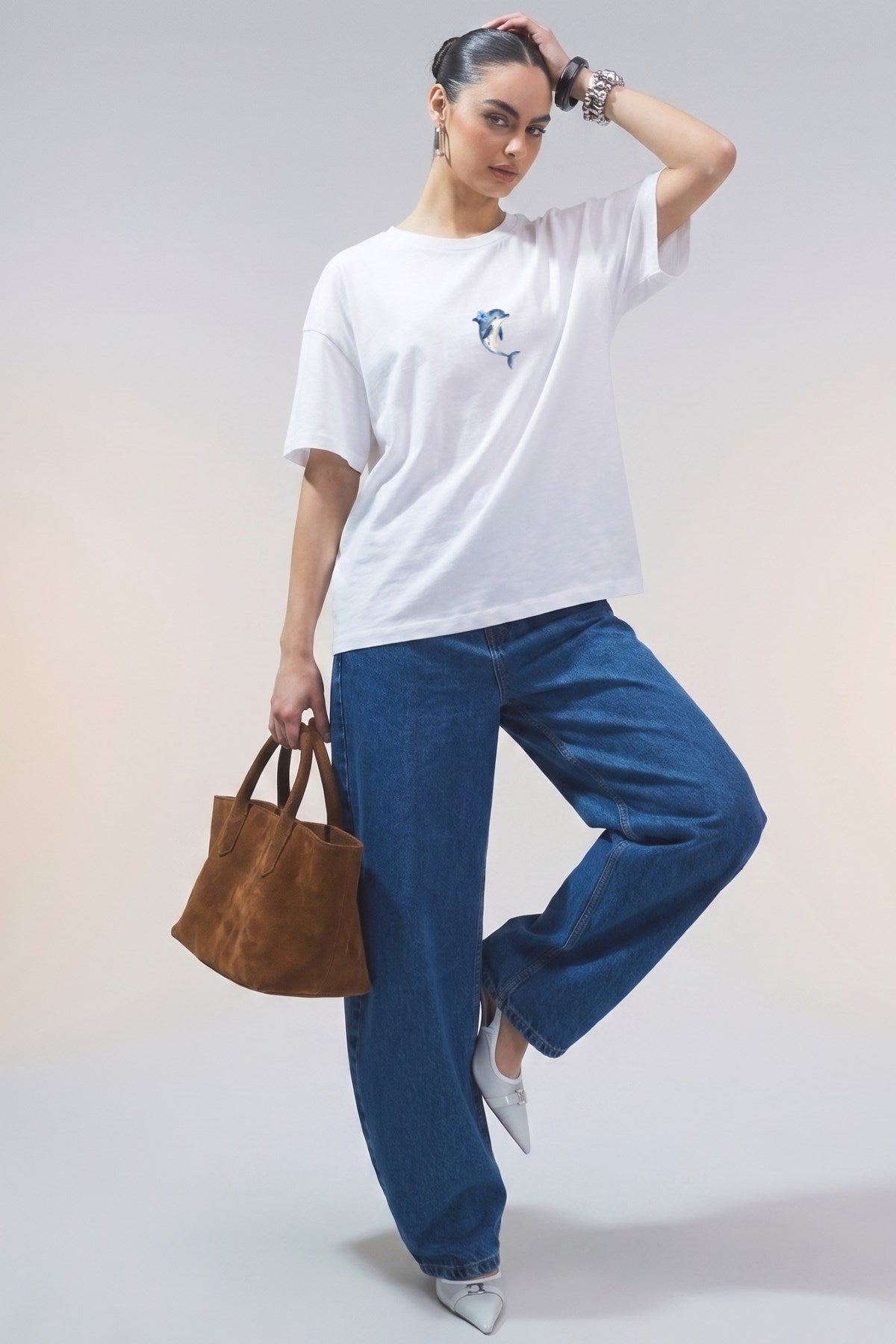 Kadın Oversize Tişört Blue Dolphin Baskılı Beyaz – Bisiklet Yaka, Rahat Kalıp, %100 Pamuk