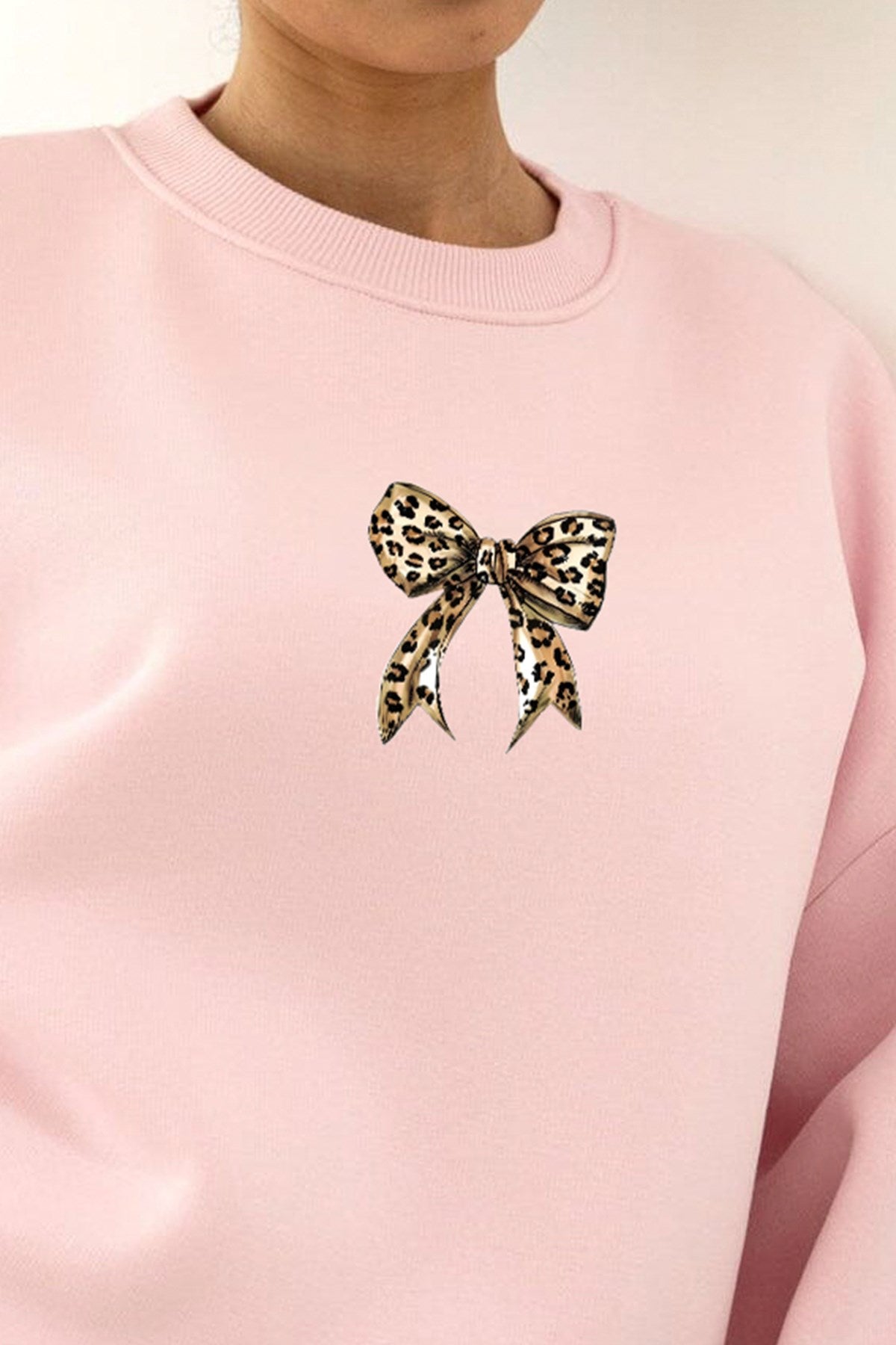 Kadın Oversize Sweatshirt Leo Kurdele Baskılı Pembe – Bisiklet Yaka, 3 İplik Şardonlu Polar