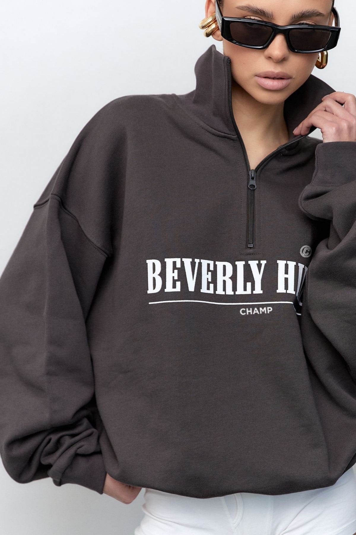 Kadın Füme Beverly Hills CHAMP Baskılı Fermuarlı Yarım Balıkçı Yaka Oversize Sweatshirt – Spor ve Günlük Şık Üst