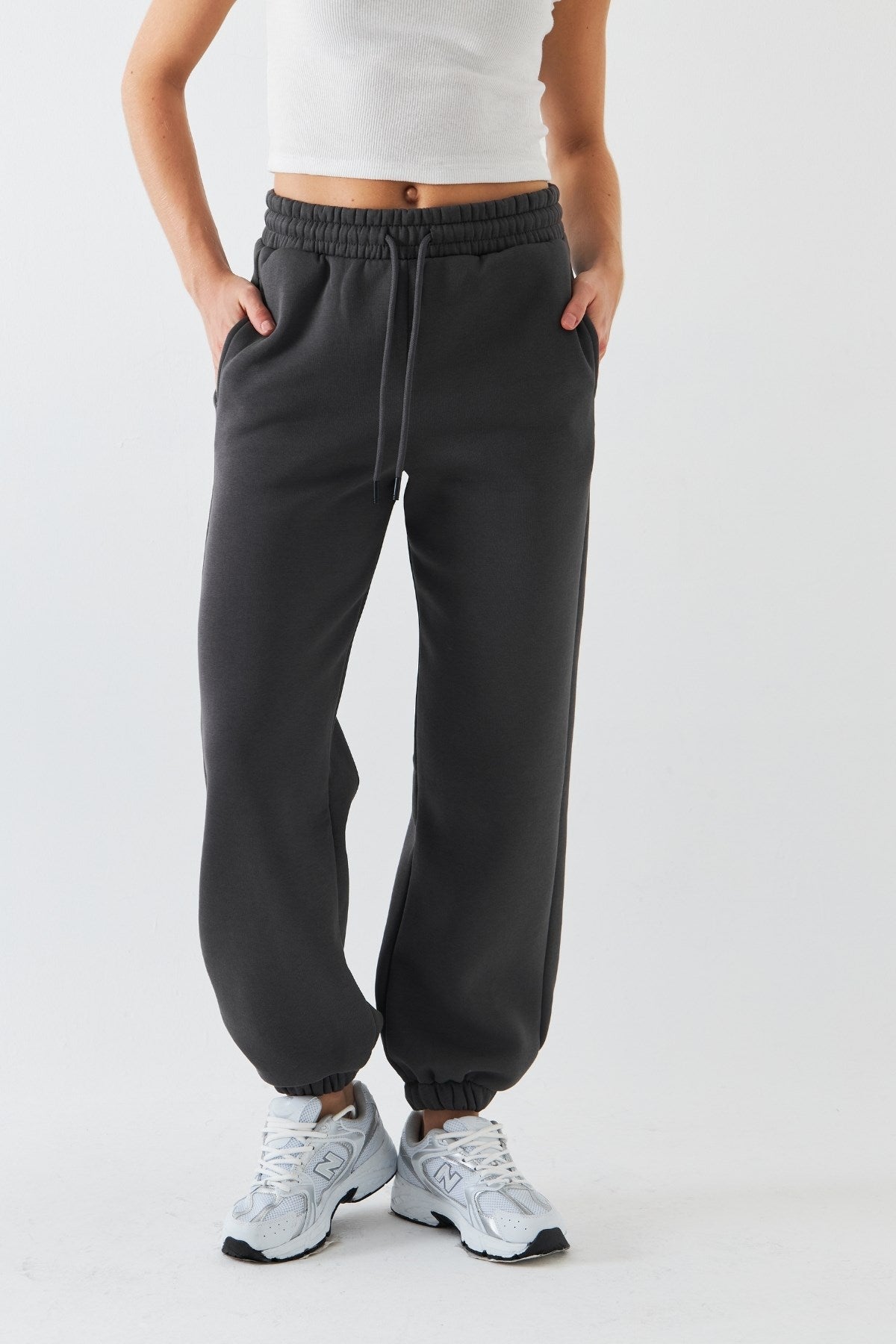 Oversize Unisex Eşofman Altı Füme – 3 İplik Şardonlu, Paça-Bel Lastikli, Cepli, Modern Rahat Kesim