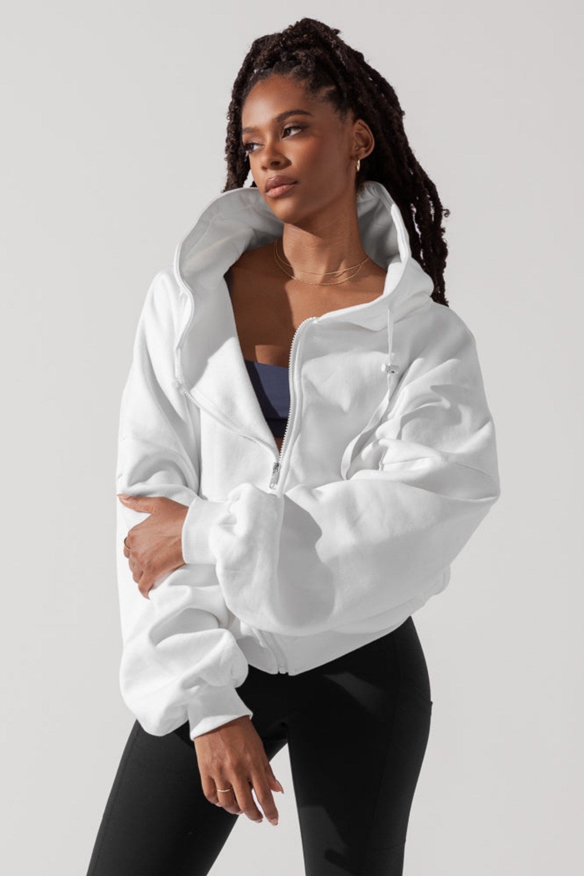 Kadın Beyaz Kapüşonlu Sweatshirt – Fermuarlı 3 İplik Şardonlu Oversize Spor Stil