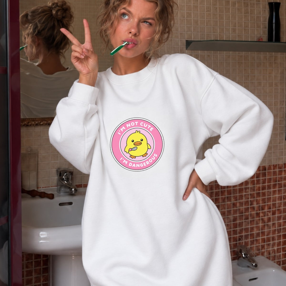 Kadın Oversize Sweatshirt Elbise Dangerous Chick Baskılı Beyaz – Uzun Boy, 3 İplik Şardonlu Polar