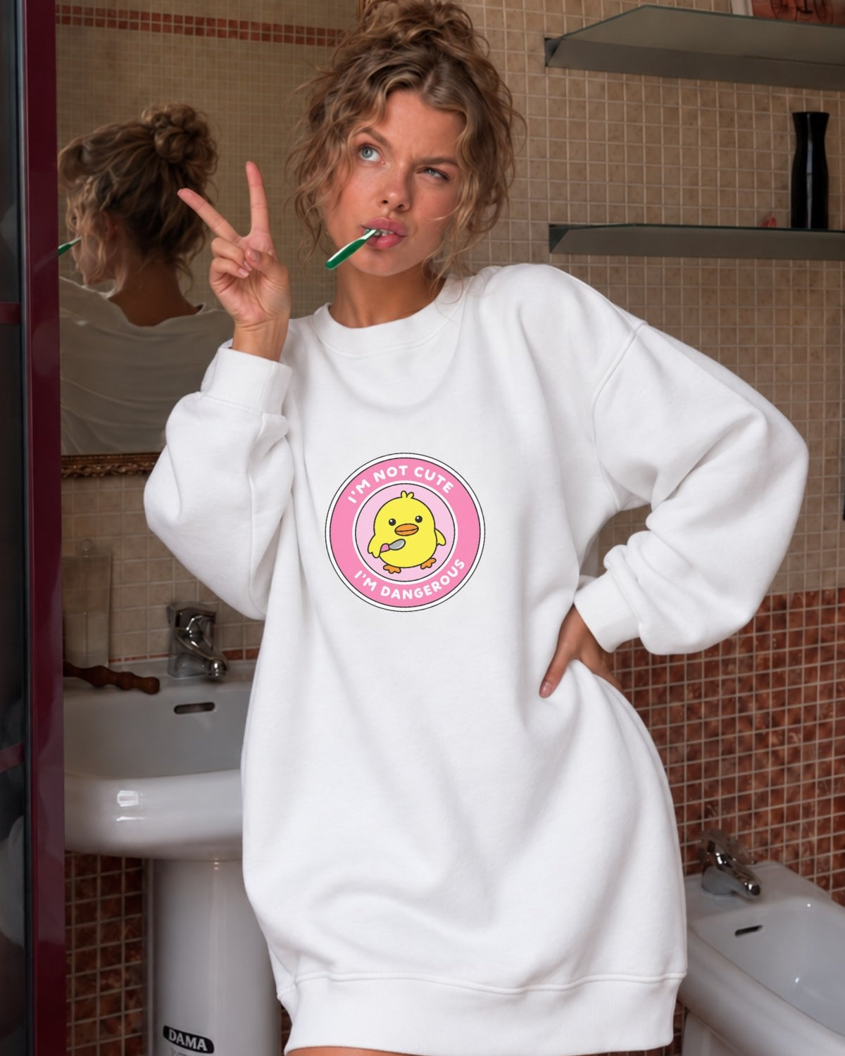 Kadın Oversize Sweatshirt Elbise Dangerous Chick Baskılı Beyaz – Uzun Boy, 3 İplik Şardonlu Polar