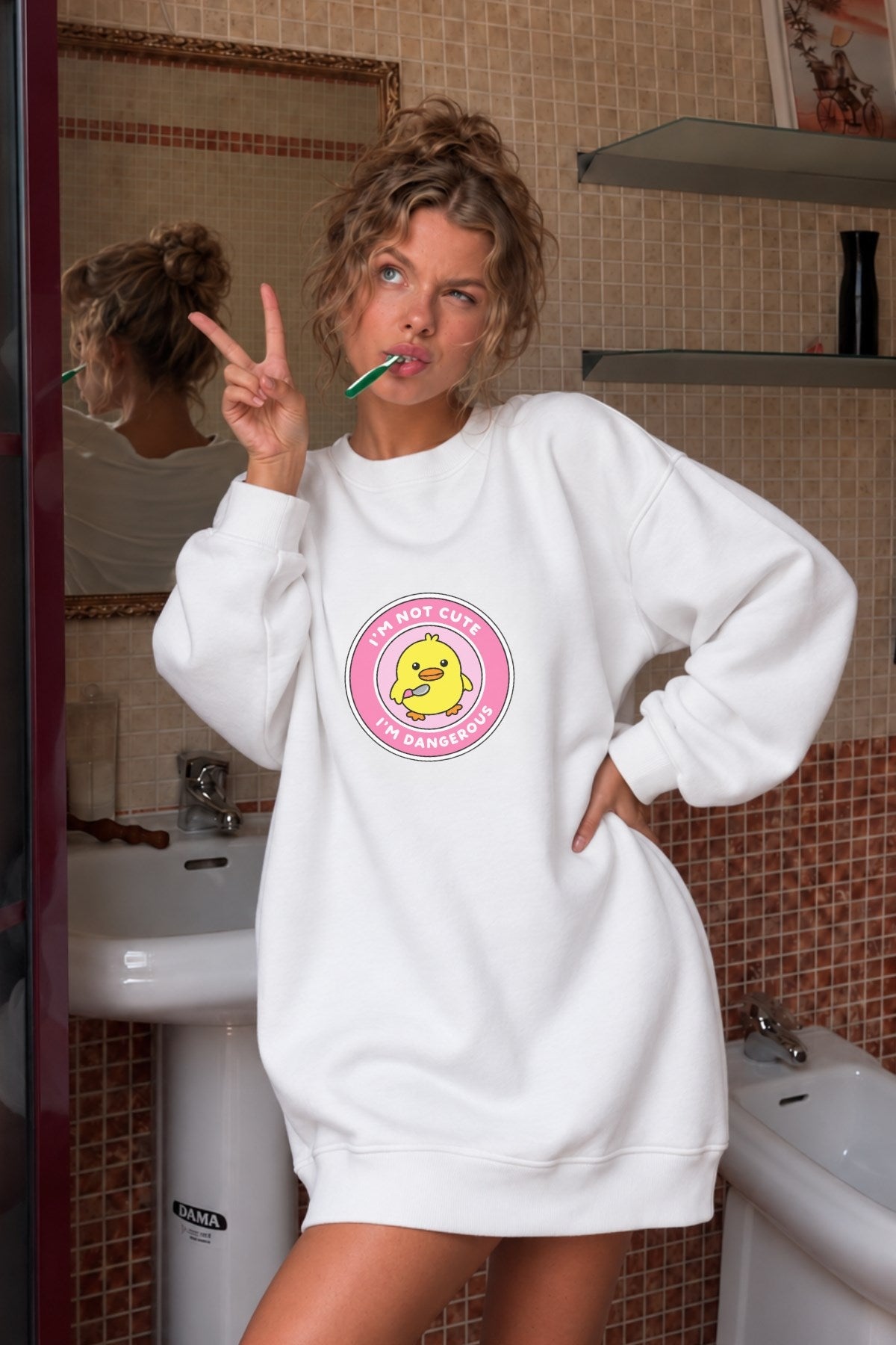 Kadın Oversize Sweatshirt Elbise Dangerous Chick Baskılı Beyaz – Uzun Boy, 3 İplik Şardonlu Polar