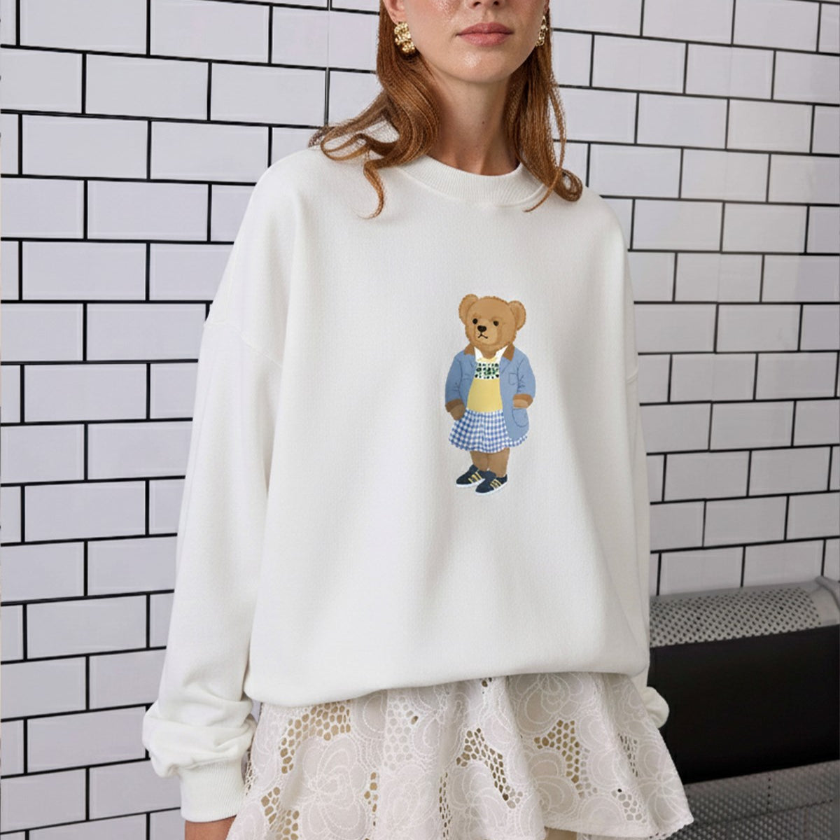 Kadın Oversize Sweatshirt Preppy Girl Bear Baskılı Beyaz – Bisiklet Yaka, 3 İplik Şardonlu Polar