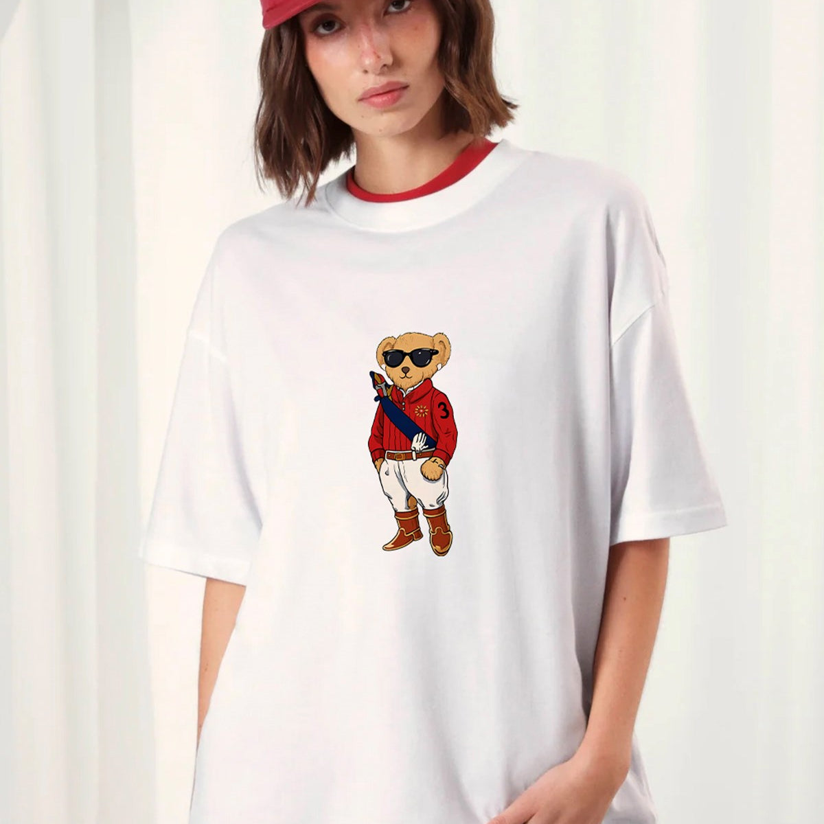 Kadın Oversize Tişört MILO Bear Baskılı Beyaz – Bisiklet Yaka, Rahat Kalıp, %100 Pamuk