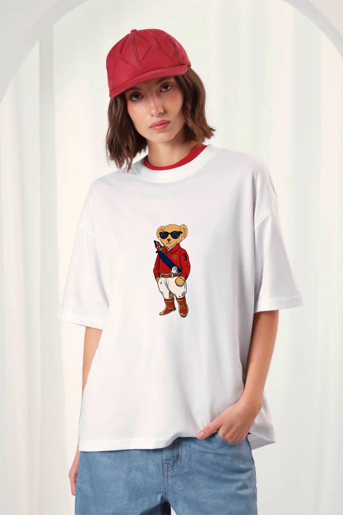 Kadın Oversize Tişört MILO Bear Baskılı Beyaz – Bisiklet Yaka, Rahat Kalıp, %100 Pamuk