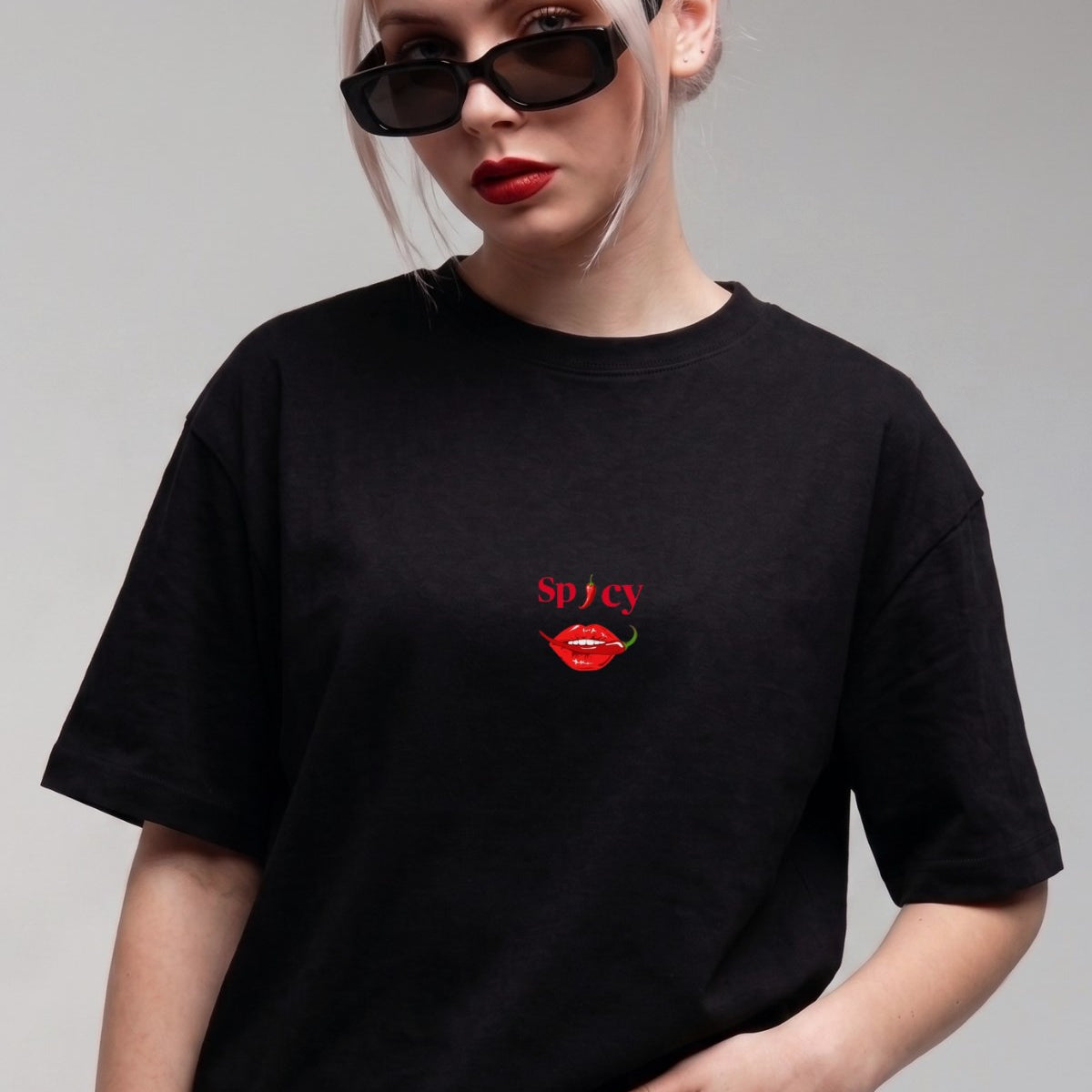 Kadın Oversize Tişört Spicy Lips Baskılı Siyah – Bisiklet Yaka, Rahat Kalıp, %100 Pamuk