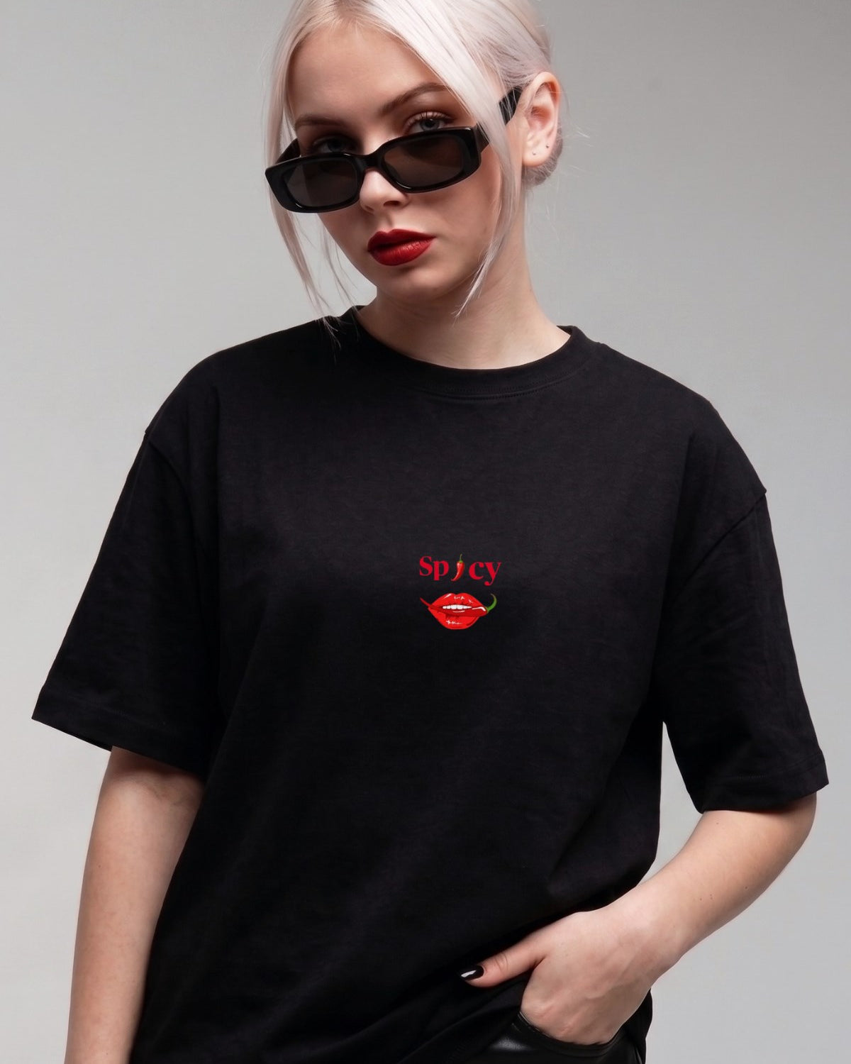 Kadın Oversize Tişört Spicy Lips Baskılı Siyah – Bisiklet Yaka, Rahat Kalıp, %100 Pamuk