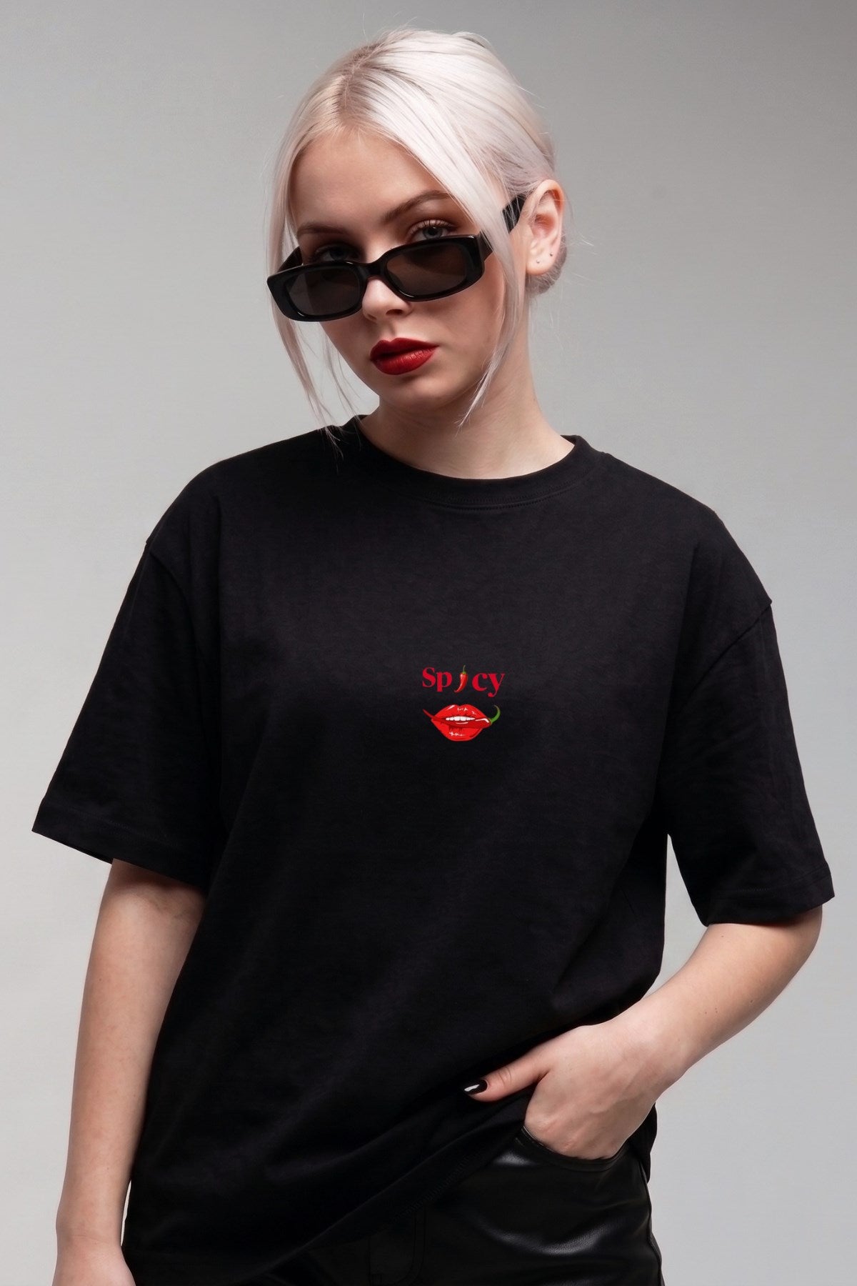 Kadın Oversize Tişört Spicy Lips Baskılı Siyah – Bisiklet Yaka, Rahat Kalıp, %100 Pamuk