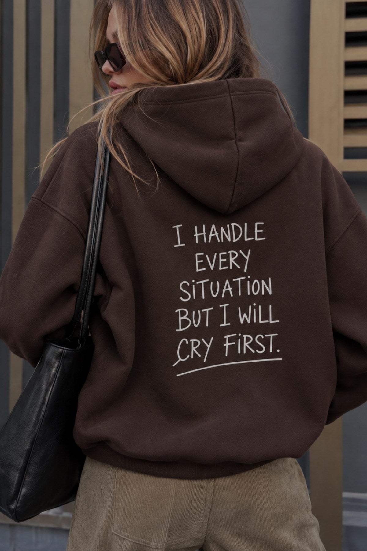 Kadın Oversize Hoodie Cry First Baskılı Kahverengi – Kapüşonlu, Kanguru Cepli, Düşük Omuz