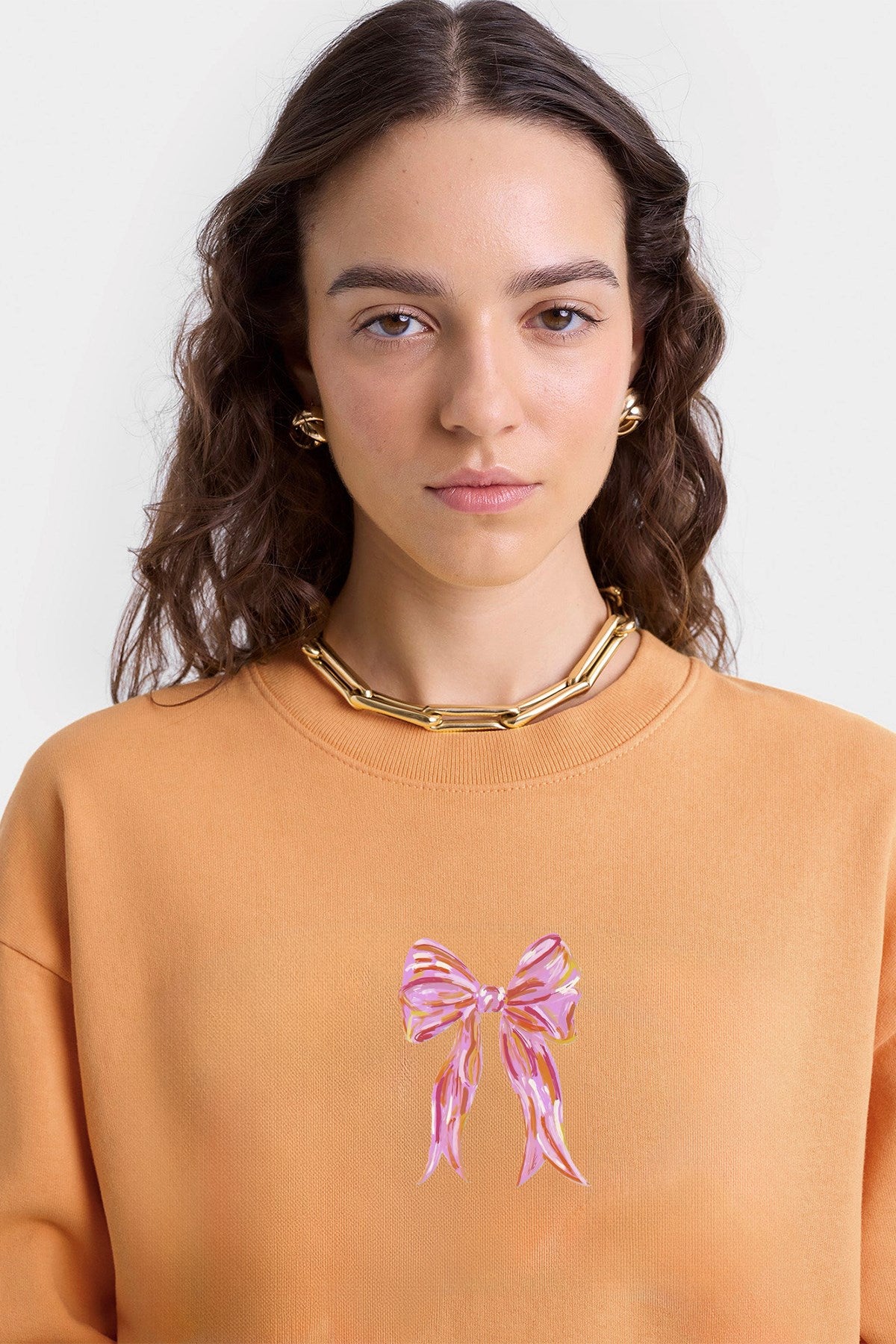 Kadın Oversize Sweatshirt Pembe  Kurdele Baskılı Turuncu – Bisiklet Yaka, 3 İplik Şardonlu Polar