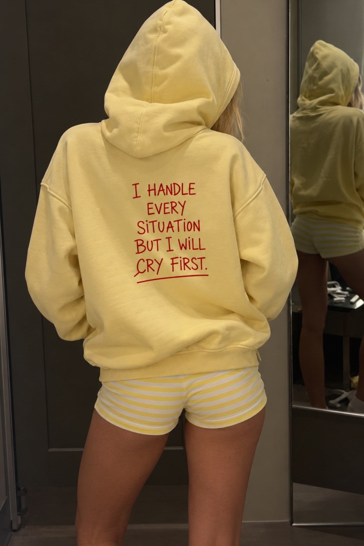 Kadın Oversize Hoodie Cry First Baskılı Sarı – Kapüşonlu, Kanguru Cepli, 3 İplik Şardonlu Polar