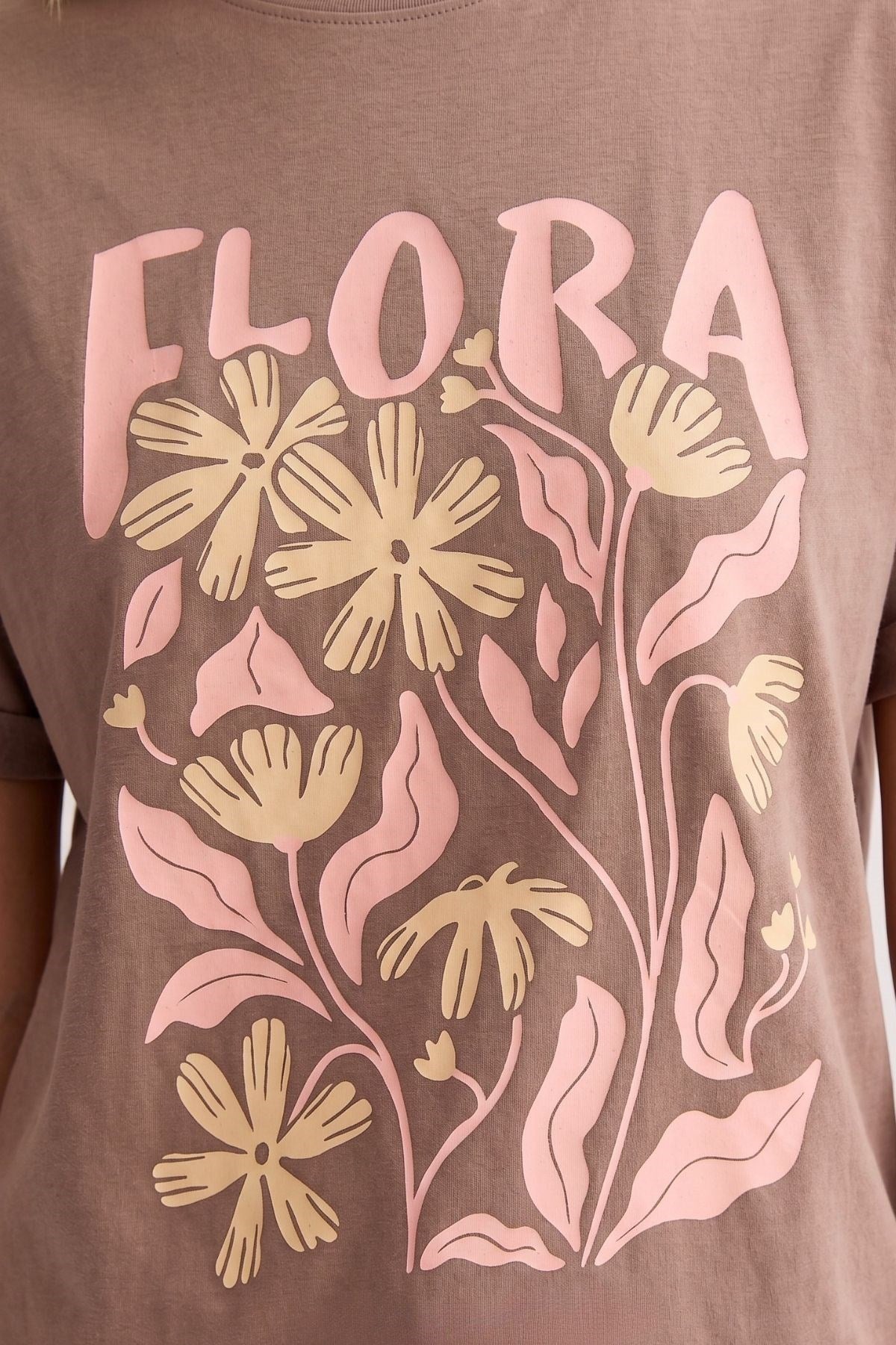 Kadın Oversize Tişört Flora Baskılı Kahverengi – Bisiklet Yaka, Rahat Kalıp, %100 Pamuk