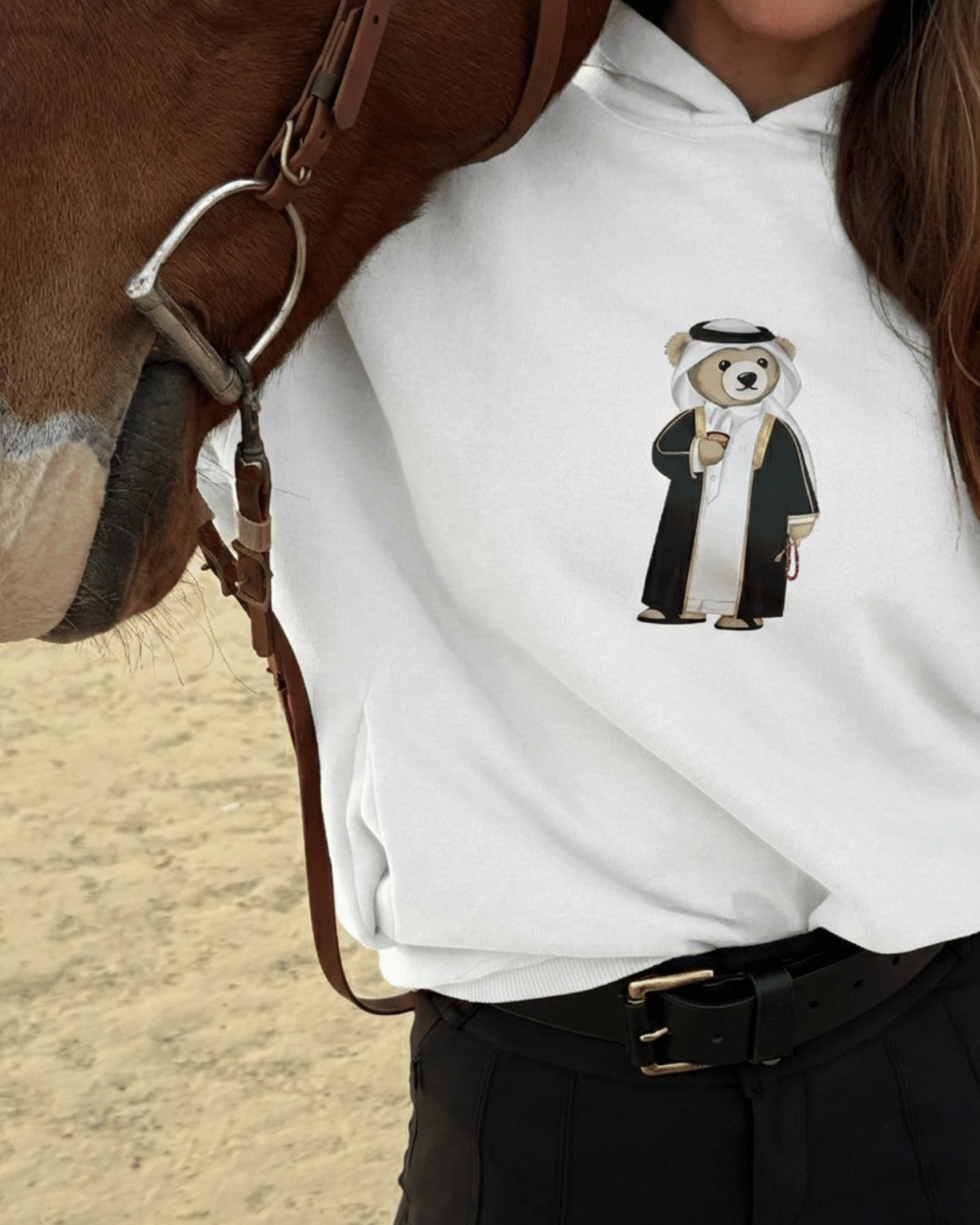 Kadın Oversize Sweatshirt Hoodie Qatari Bear Black Beyaz – Kapüşonlu, 3 İplik Polar, Kanguru Cepli