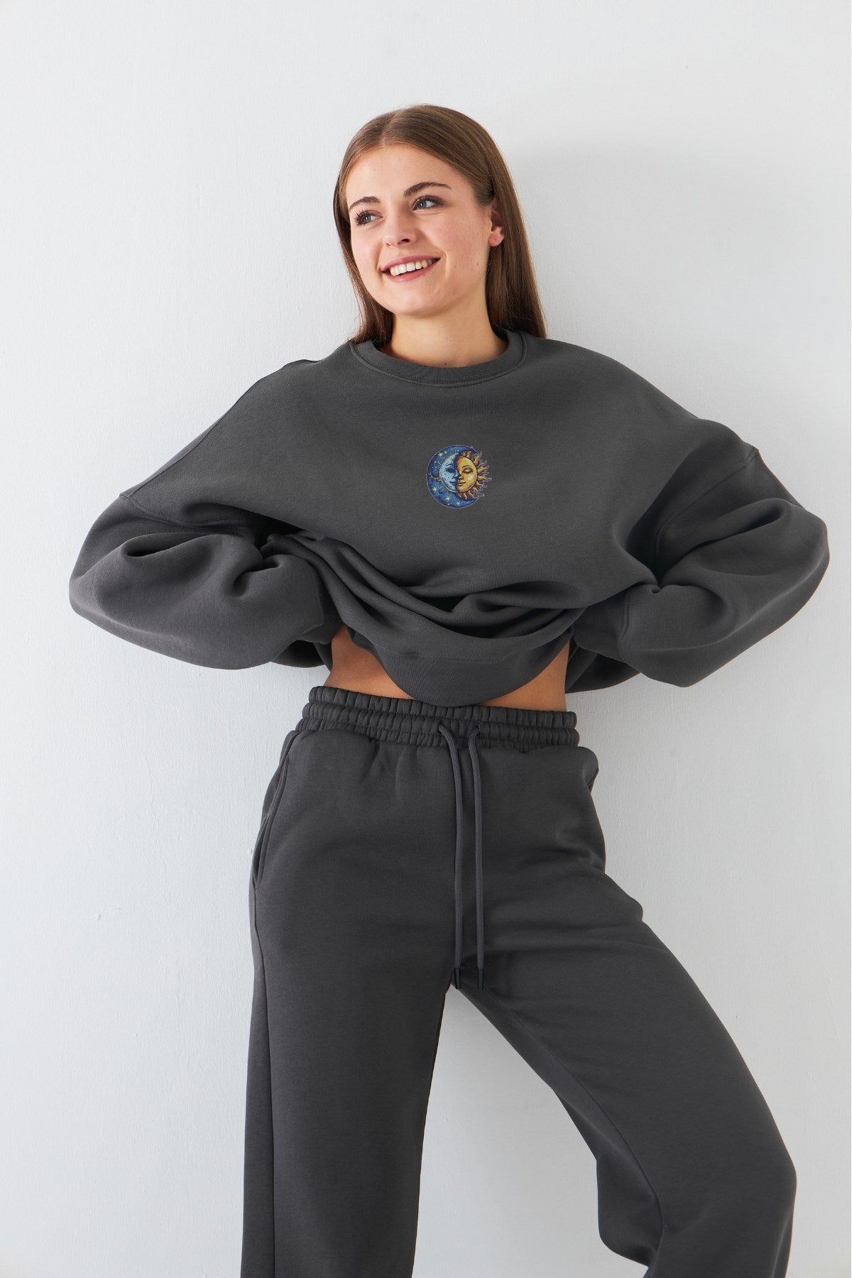 Kadın Oversize Sweatshirt Sun & Moon Baskılı Füme – Bisiklet Yaka, 3 İplik Şardonlu Polar