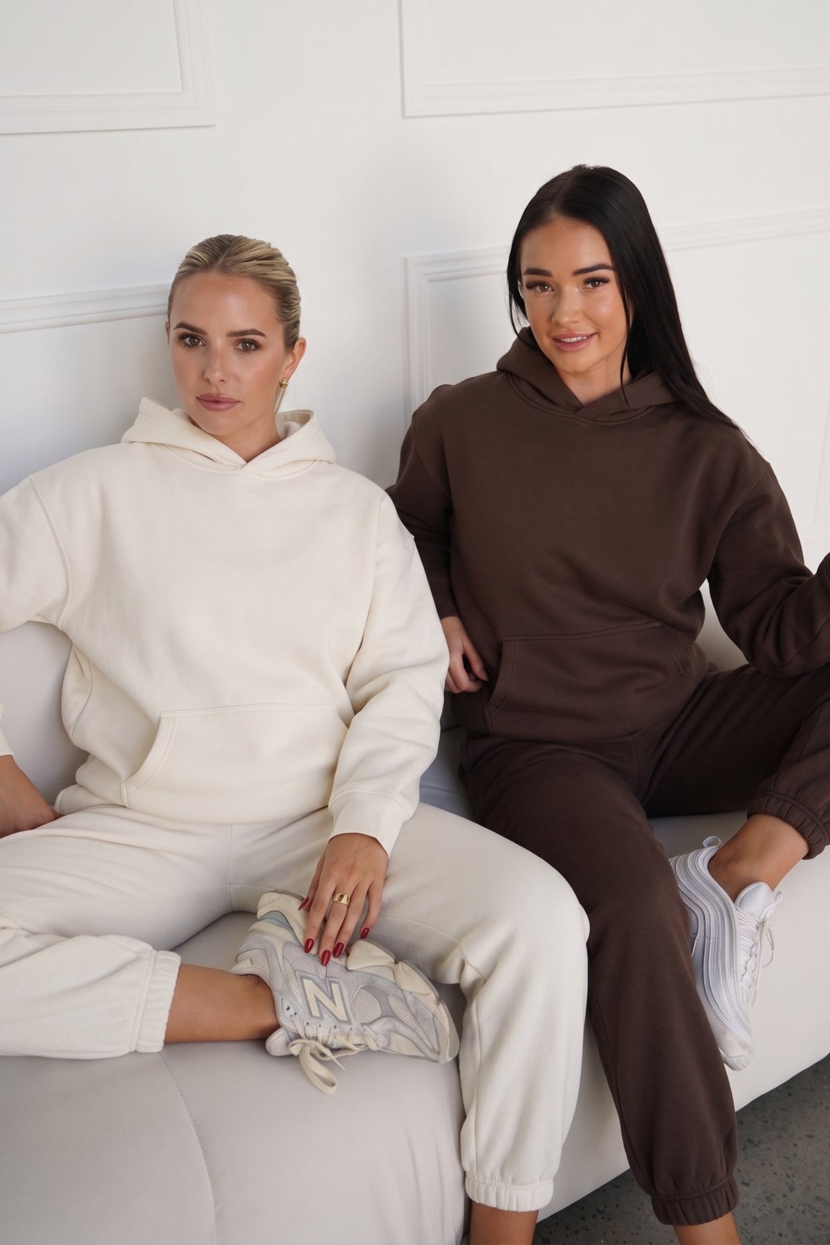 Unisex 2’li Oversize Basic Hoodie Beyaz & Kahverengi – Kapüşonlu, Cepli, 3 İplik Şardonlu Polar