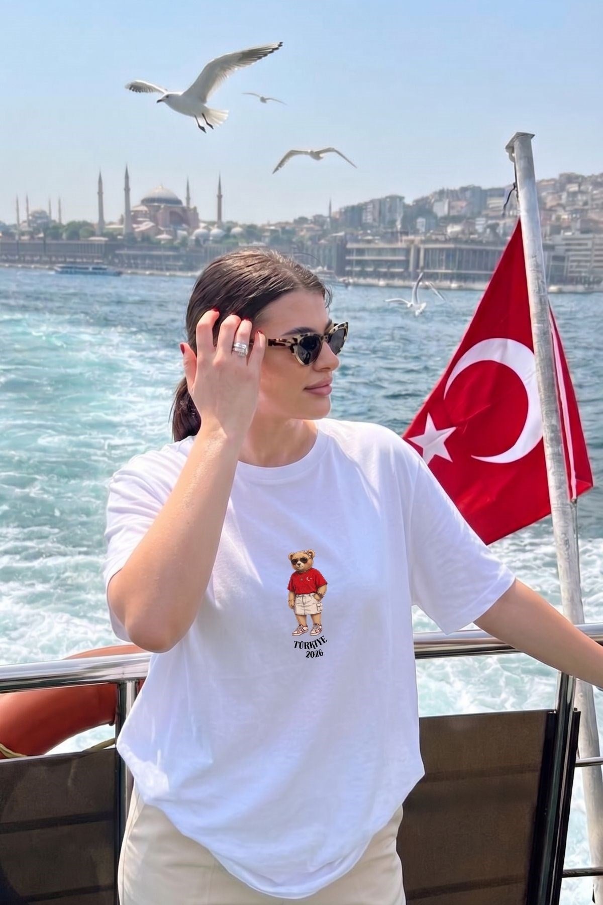 Kadın Oversize Tişört Türkish Bear Baskılı Beyaz – Bisiklet Yaka, Rahat Kalıp, %100 Pamuk