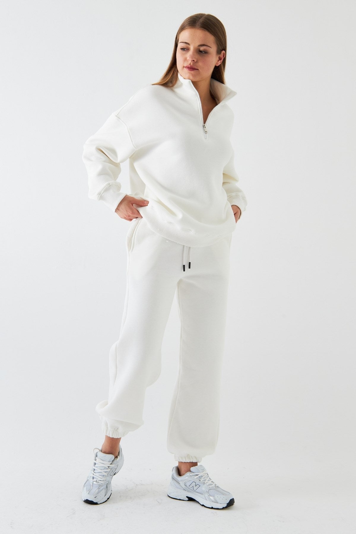 Unisex Oversize Eşofman Takımı Basic Beyaz – Fermuarlı Dik Yaka, Lastikli Paça, 3 İplik Şardonlu Polar