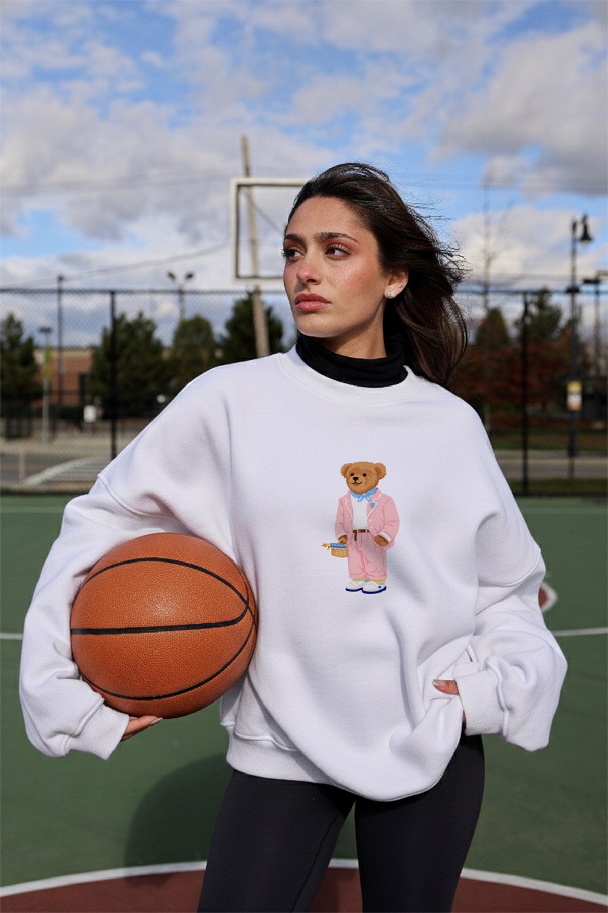 Kadın Oversize Sweatshirt Pink Suit Bear 3D Baskılı Beyaz – Bisiklet Yaka, 3 İplik Şardonlu Polar