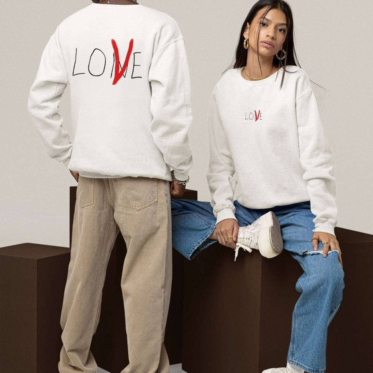 Unisex Oversize Sweatshirt V-Love Baskılı Beyaz – Bisiklet Yaka, Sevgilergünü, Couple, Hediye