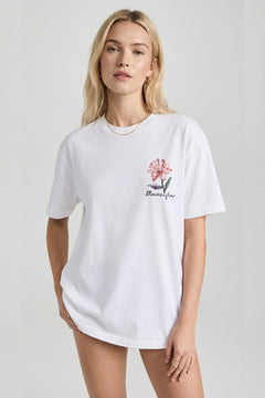 Kadın Oversize Tişört Soft Bloom Baskılı Beyaz – Bisiklet Yaka, Couple, Rahat Kalıp, %100 Pamuk