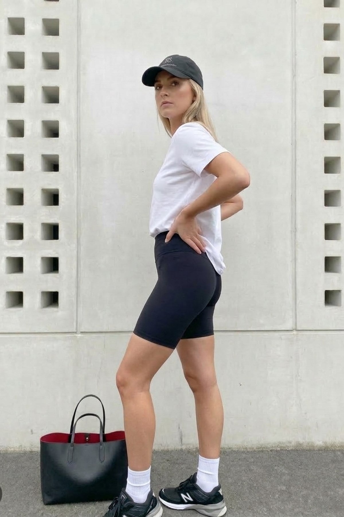 Kadın Oversize Basic Tişört Beyaz – Bisiklet Yaka, Rahat Kalıp, Yazılık, %100 Pamuk