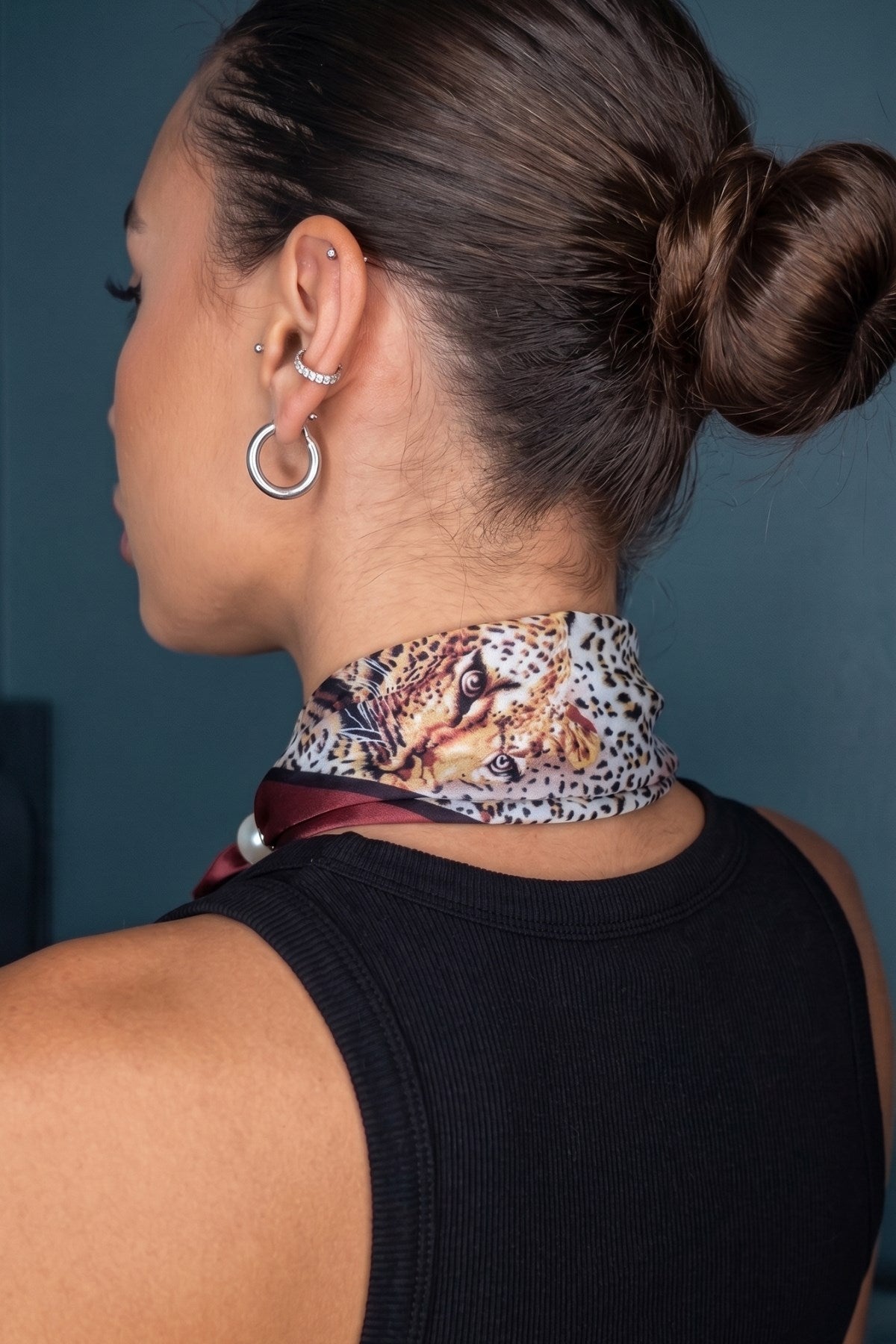 Kadın Leopard Pearl Mıknatıslı Fular Aksesuarlı Atlet Siyah – Likralı Esnek Kumaş, Modern Form