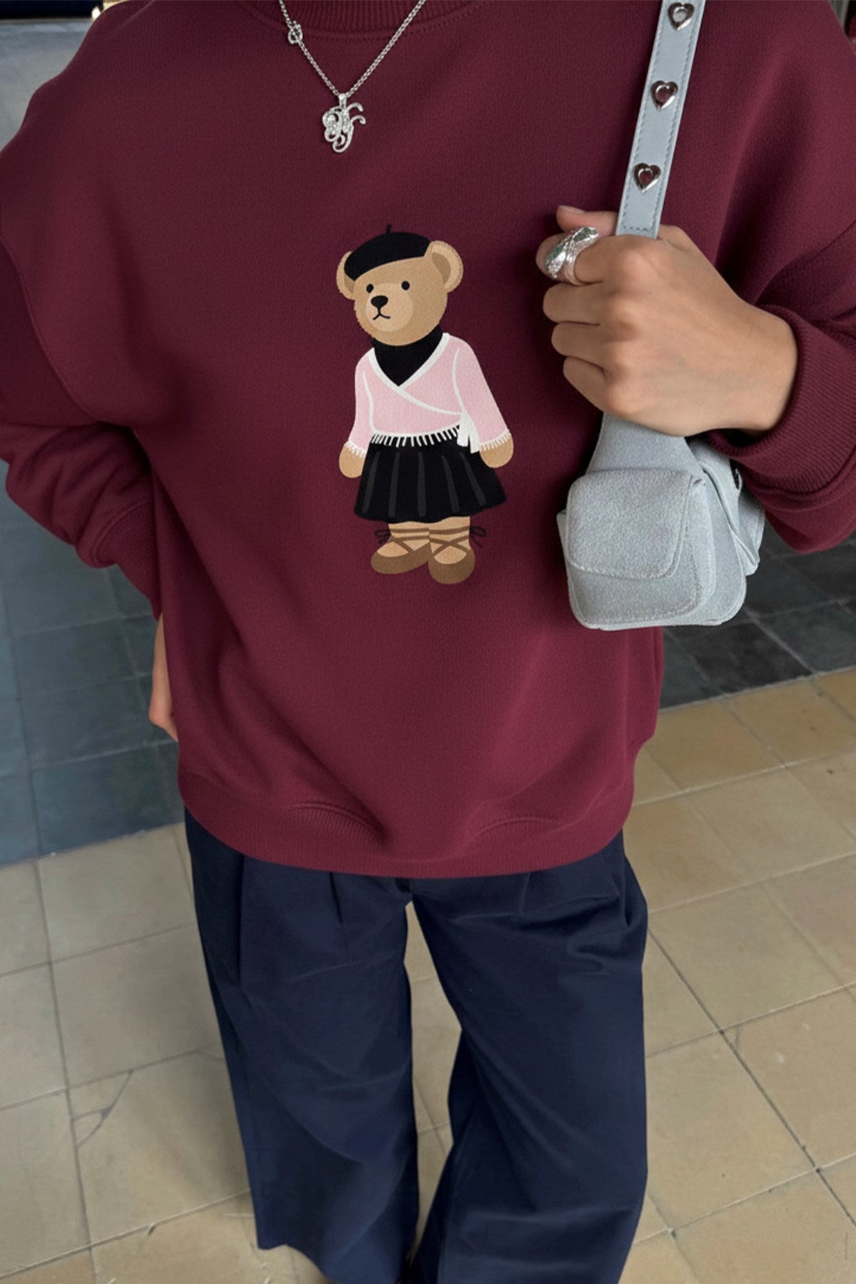 Kadın Oversize Sweatshirt Ballerina Bear Baskılı Bordo – Bisiklet Yaka, 3 İplik Şardonlu Polar