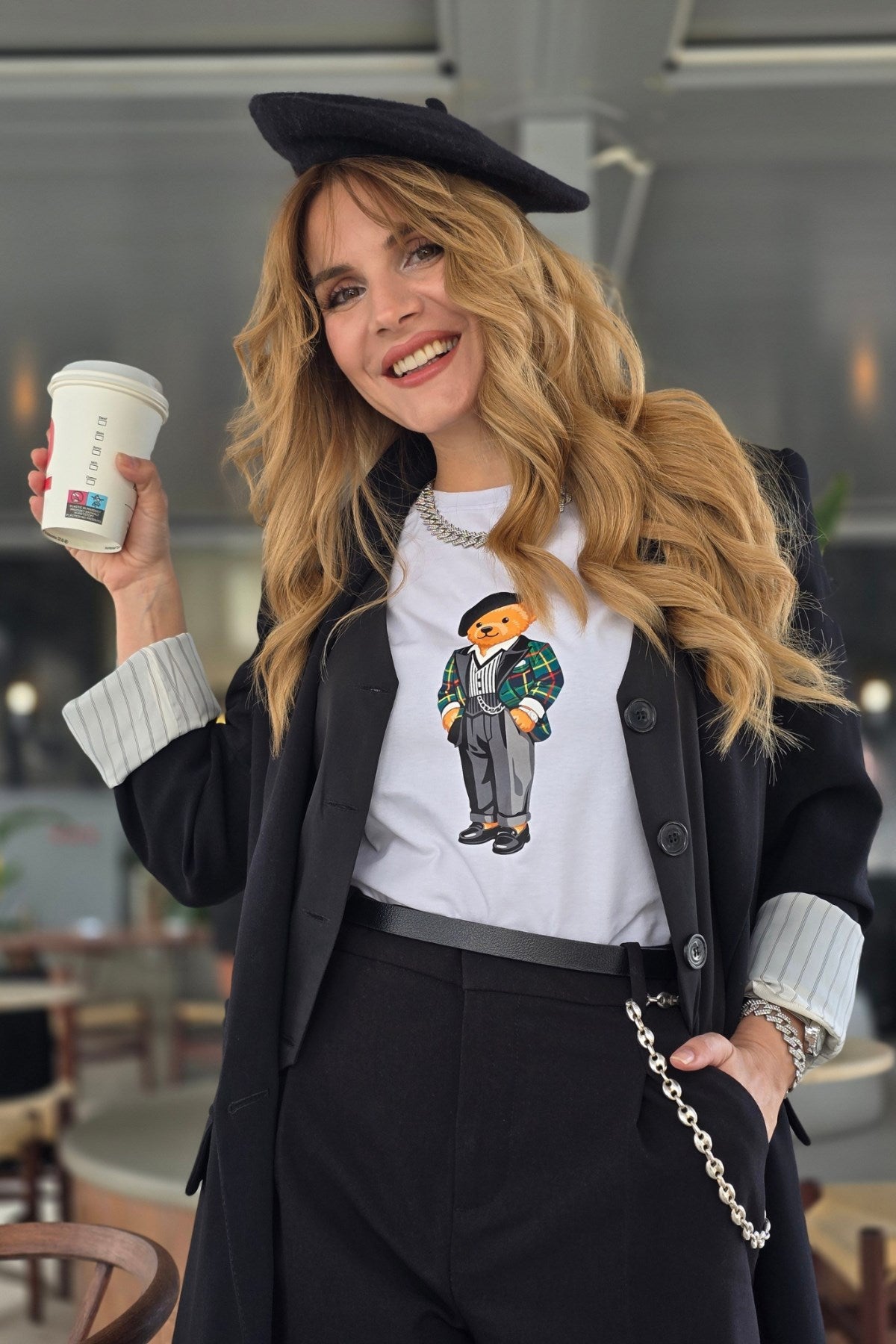 Kadın Oversize Tişört Parisian Bear Baskılı Beyaz – Bisiklet Yaka, Rahat Kalıp, %100 Pamuk