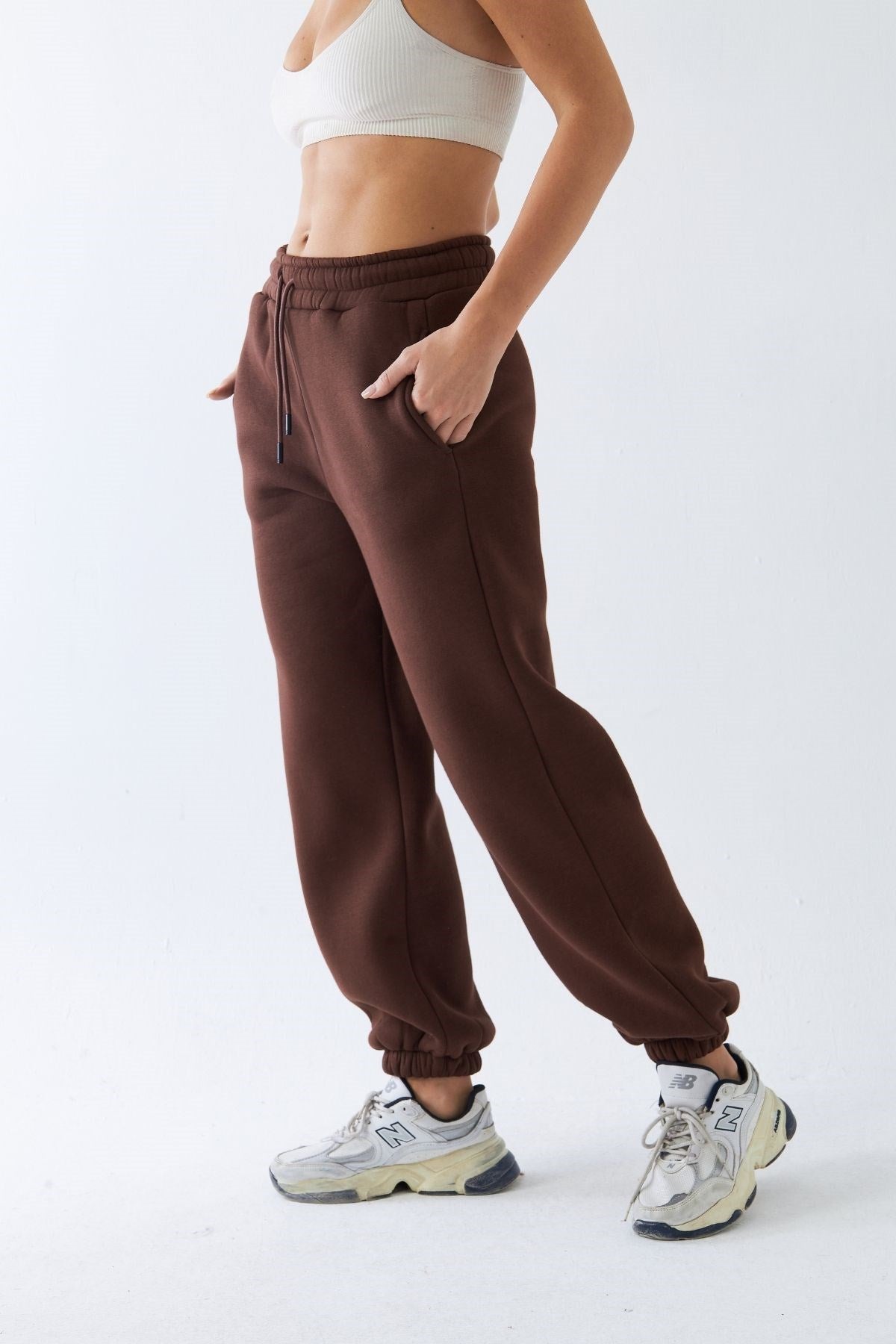 Oversize Unisex Eşofman Altı Kahverengi – 3 İplik Şardonlu, Paça-Bel Lastikli, Cepli, Rahat Kesim
