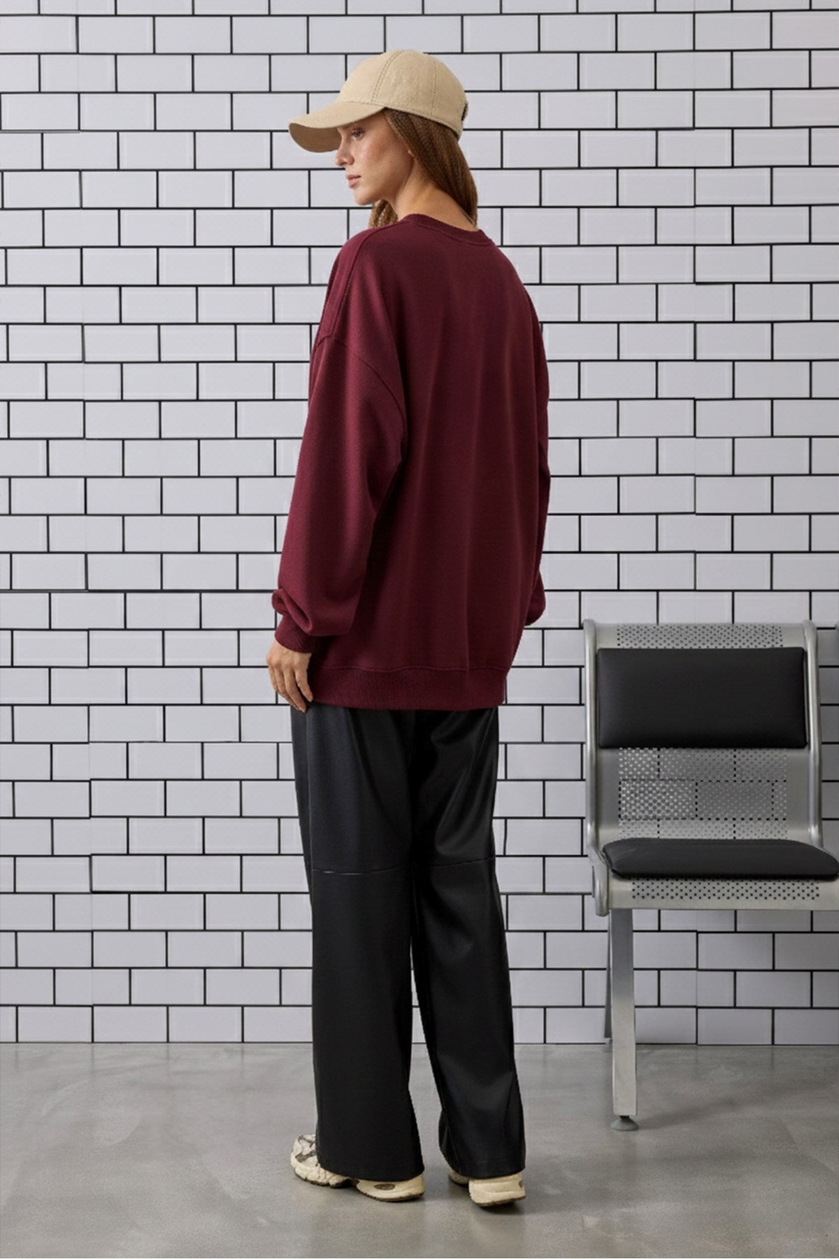 Kadın Oversize Sweatshirt Traveler Bear Baskılı Bordo – Bisiklet Yaka, 3 İplik Şardonlu Polar