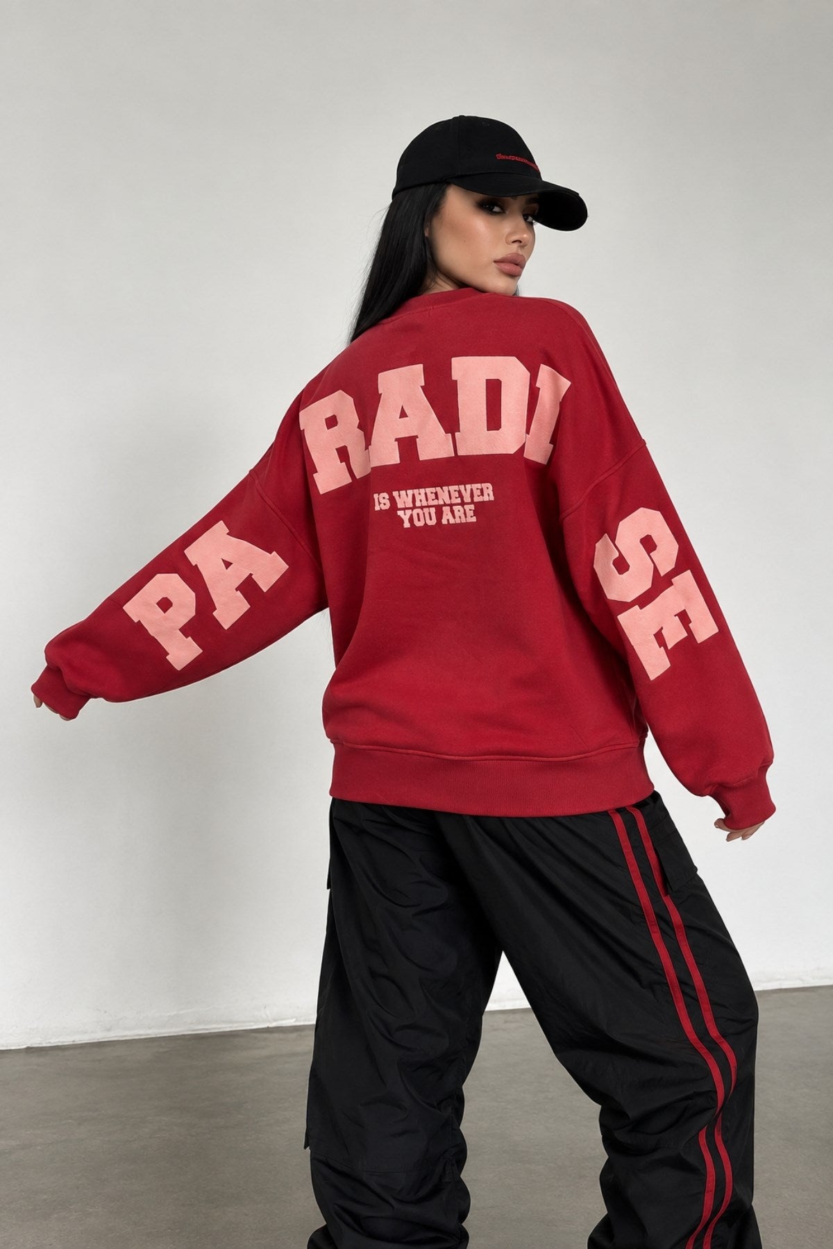 Kadın Oversize Sweatshirt Paradise Varsity Kabartma Baskılı Kırmızı – Bisiklet Yaka, 3 İplik Şardonlu Polar