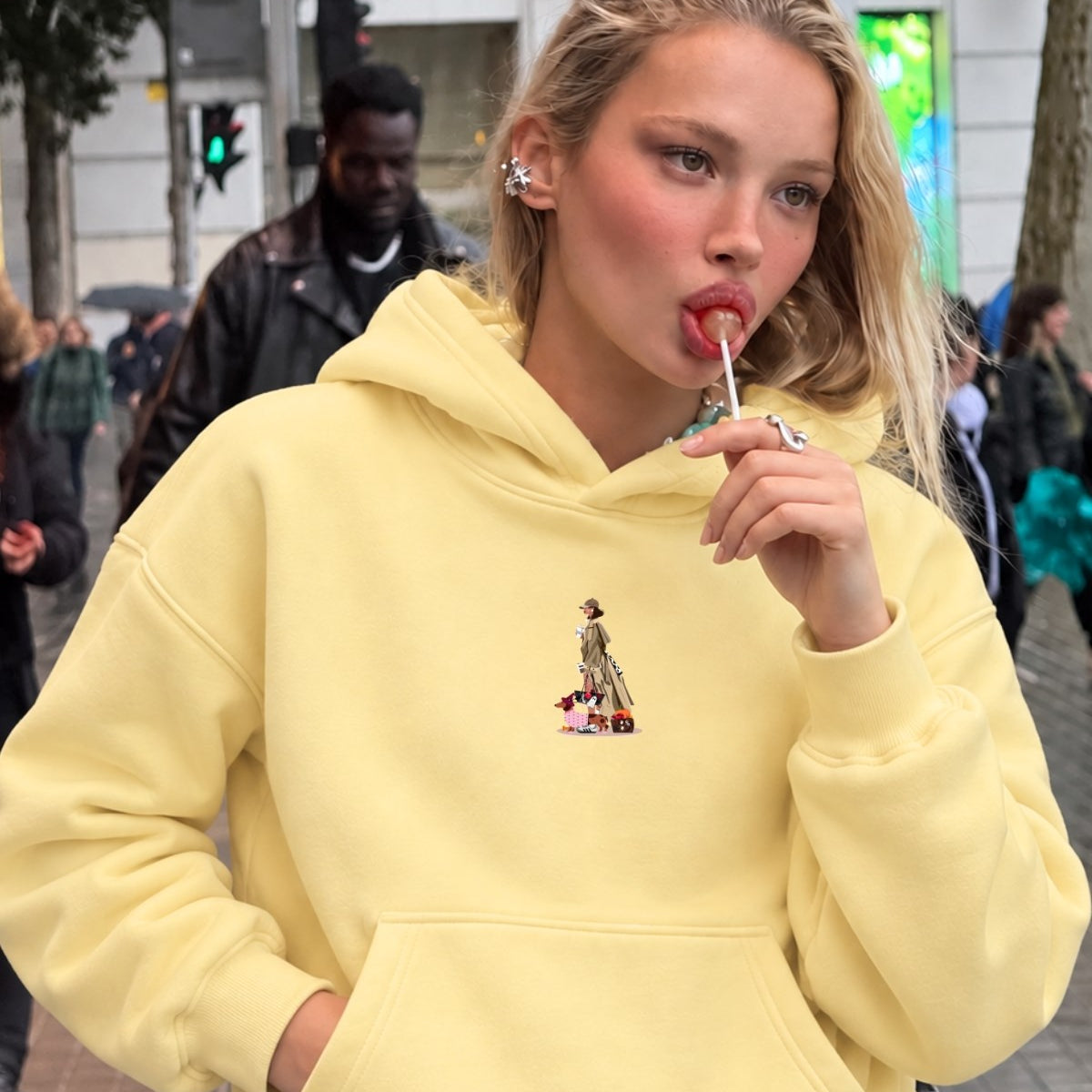 Kadın Oversize Hoodie City Walk Baskılı Sarı – Kapüşonlu, Kanguru Cepli, 3 İplik Polar