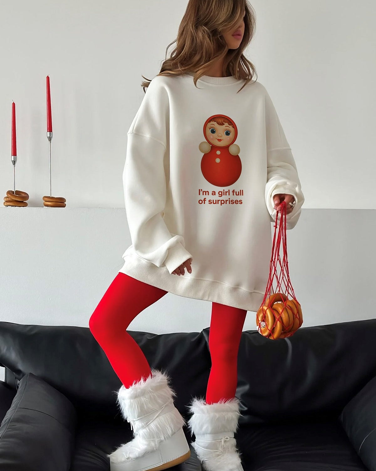 Kadın Oversize Sweatshirt Elbise Matryoshka Girl Baskılı Beyaz – Bisiklet Yaka, 3 İplik Polar