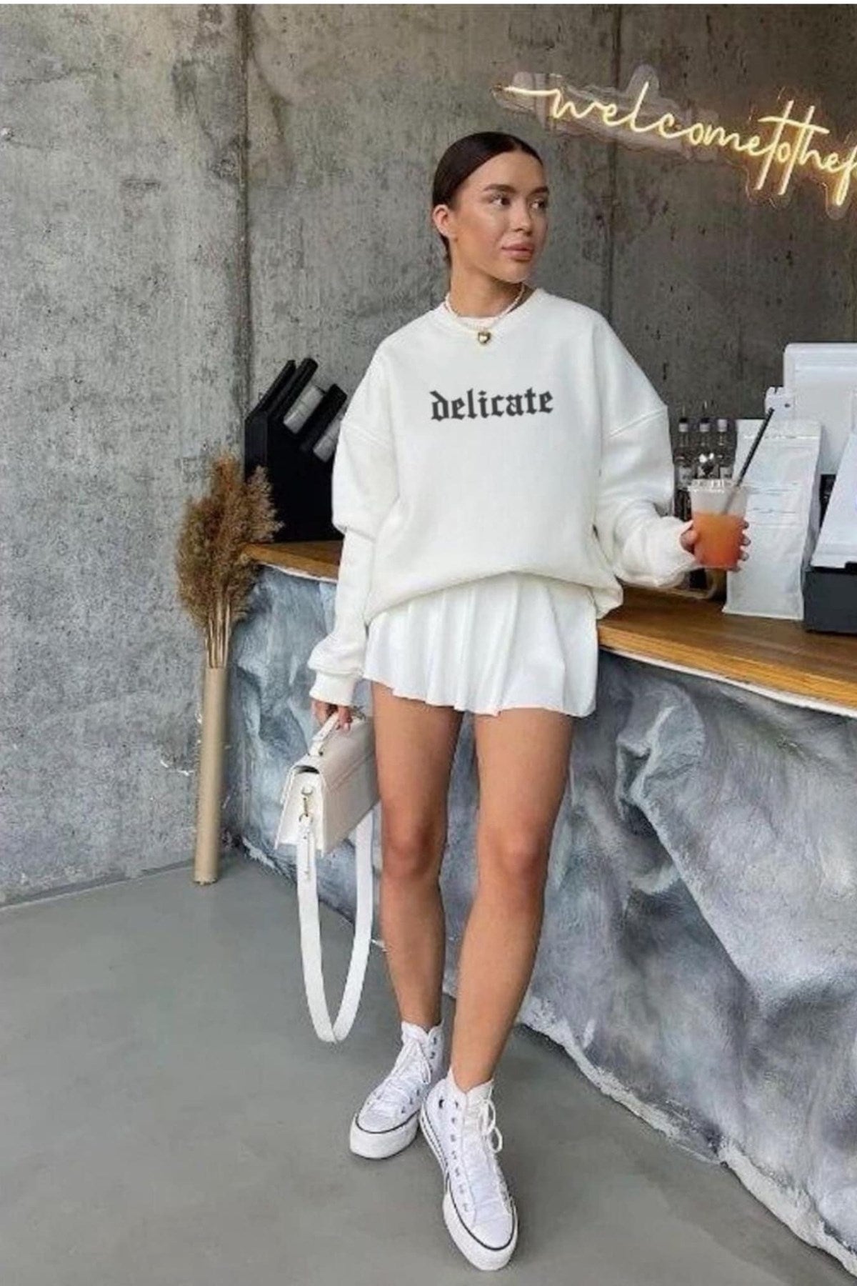 Kadın Beyaz Delicate Yazılı Oversize Sweatshirt – Gotik Baskı, Casual Şehir Stili