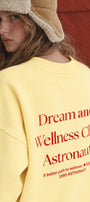 Kadın Oversize Sweatshirt Wellness Baskılı Sarı – Bisiklet Yaka, 3 İplik Şardonlu Polar, Düşük Omuz