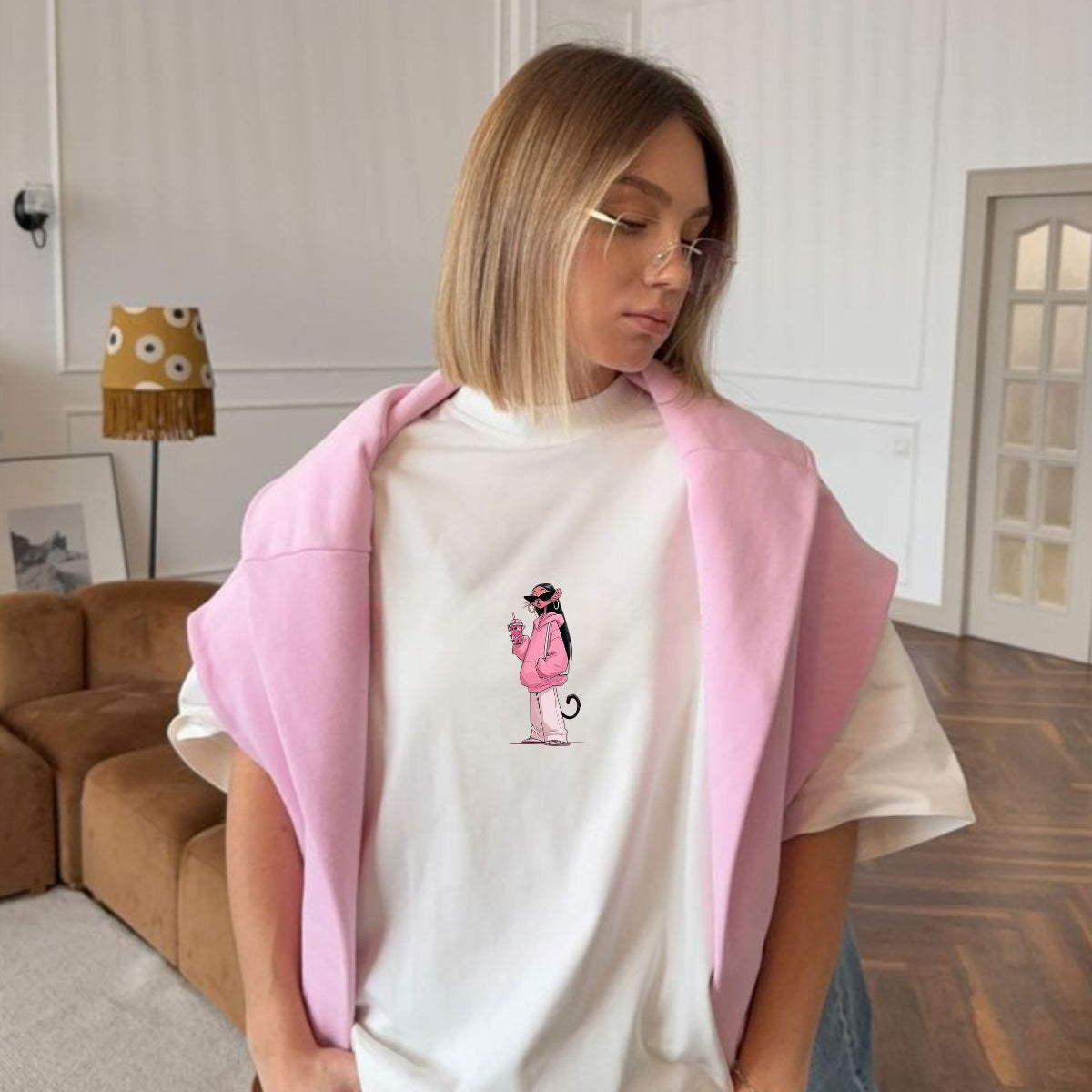 Kadın Oversize Tişört Pink Kitty Club Baskılı Beyaz – Bisiklet Yaka, Rahat Kalıp, %100 Pamuk