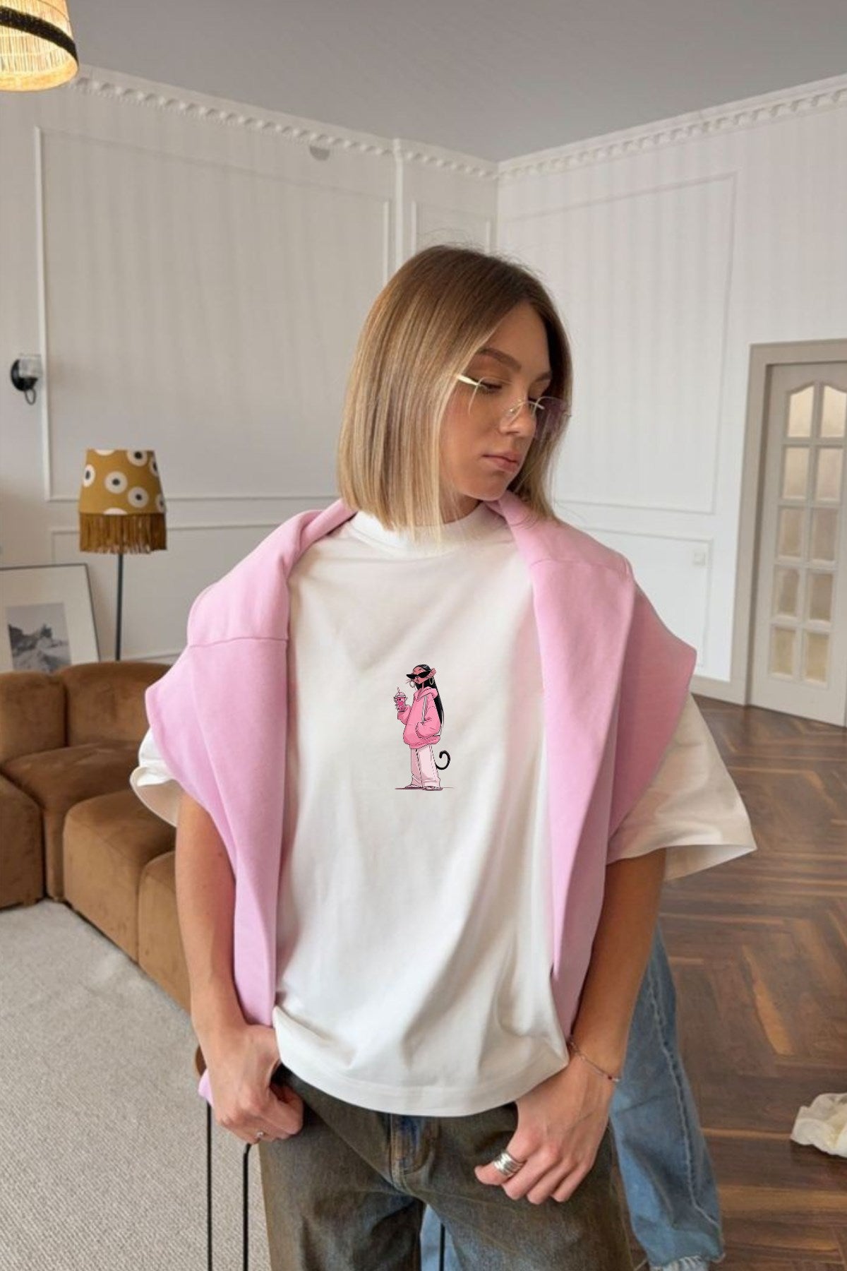 Kadın Oversize Tişört Pink Kitty Club Baskılı Beyaz – Bisiklet Yaka, Rahat Kalıp, %100 Pamuk