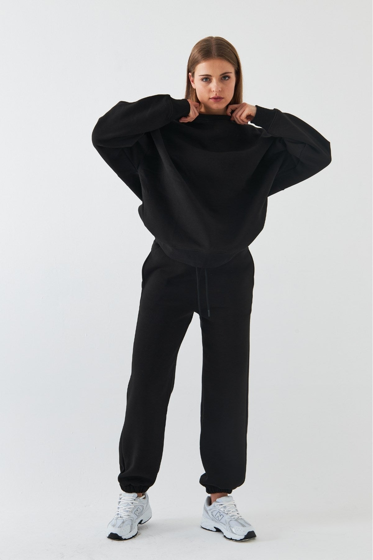 Unisex Oversize Eşofman Takımı Basic Siyah – Bisiklet Yaka, Lastikli Paça, 3 İplik Şardonlu Polar
