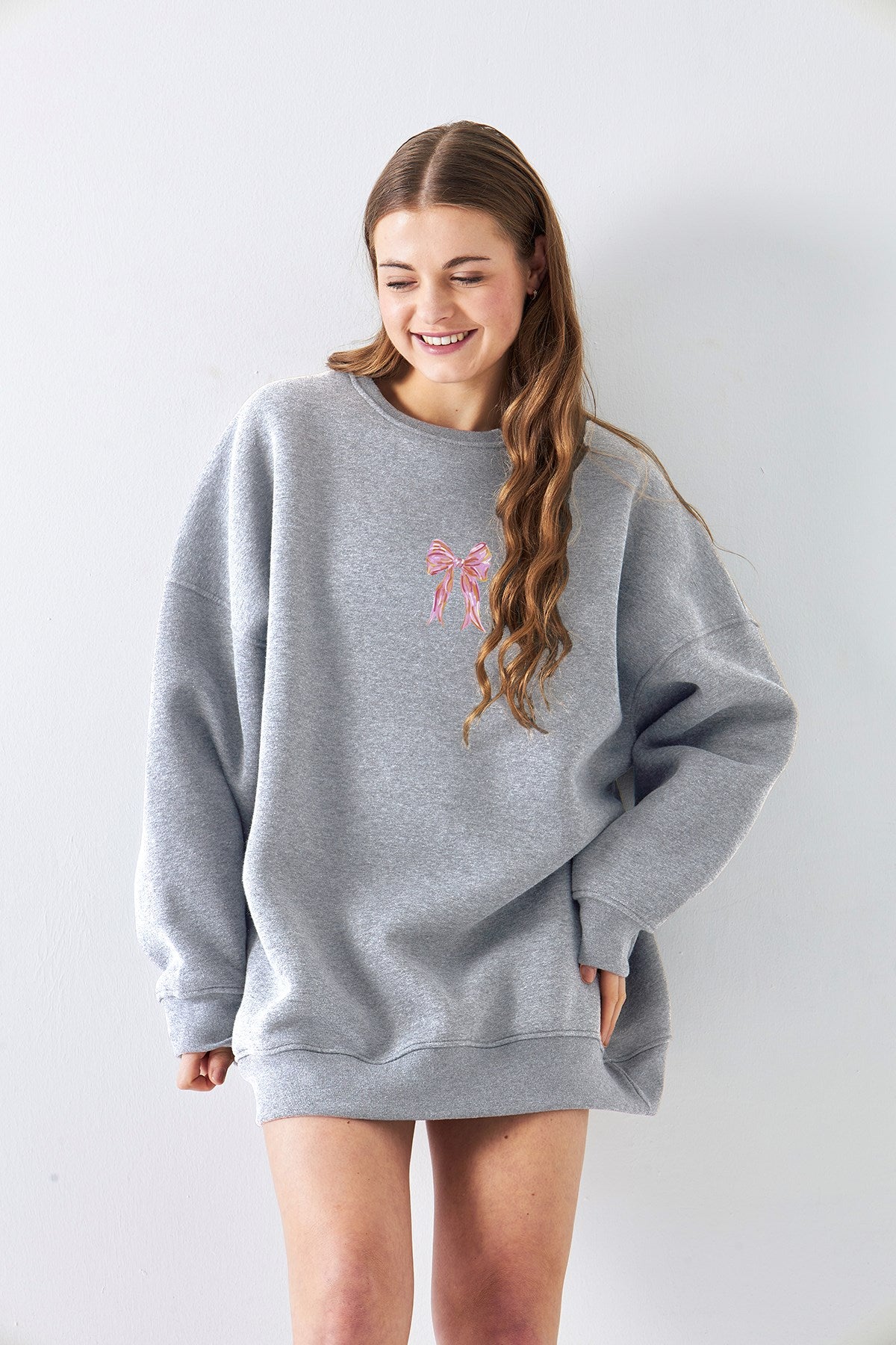 Kadın Oversize Sweat Elbise Pembe Kurdele Baskılı Gri Melanj – Bisiklet Yaka, 3 İplik Şardonlu Polar