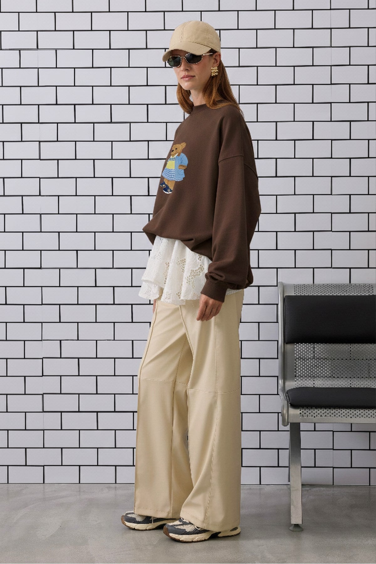 Kadın Oversize Sweatshirt Preppy Girl Bear Baskılı Kahverengi – Bisiklet Yaka, 3 İplik Şardonlu Polar